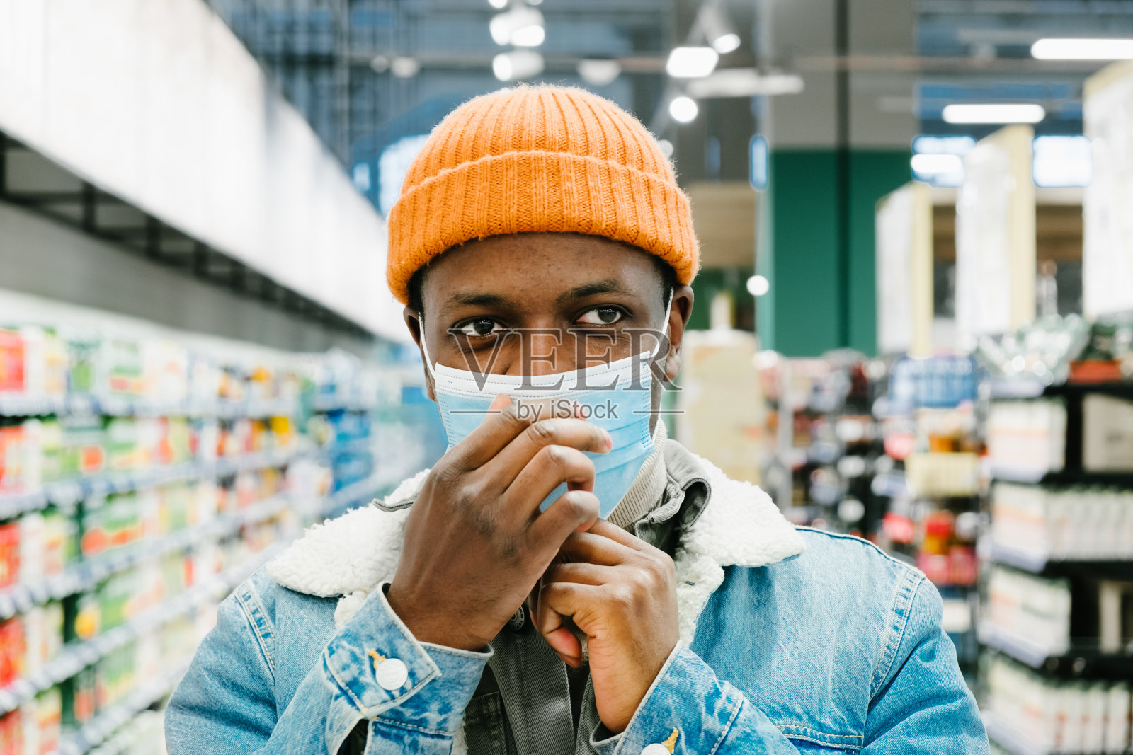 非洲裔美国人戴着蓝色一次性口罩在商店里照片摄影图片