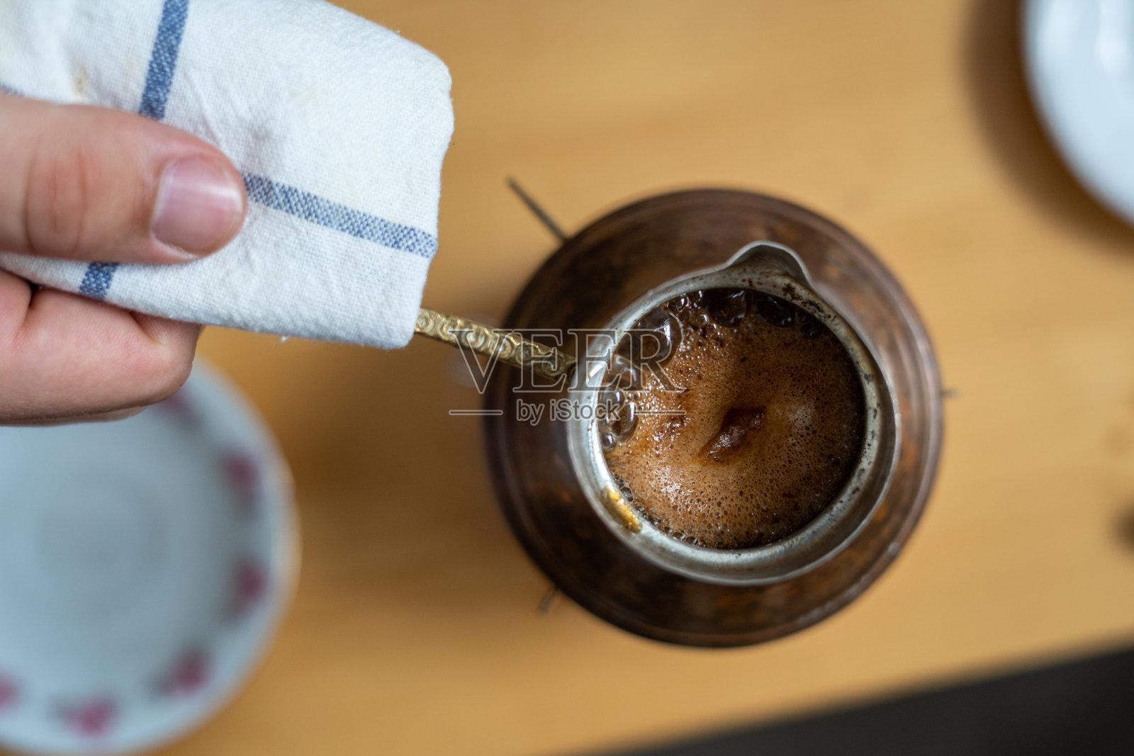 从上面看正在准备土耳其咖啡的木桌上照片摄影图片