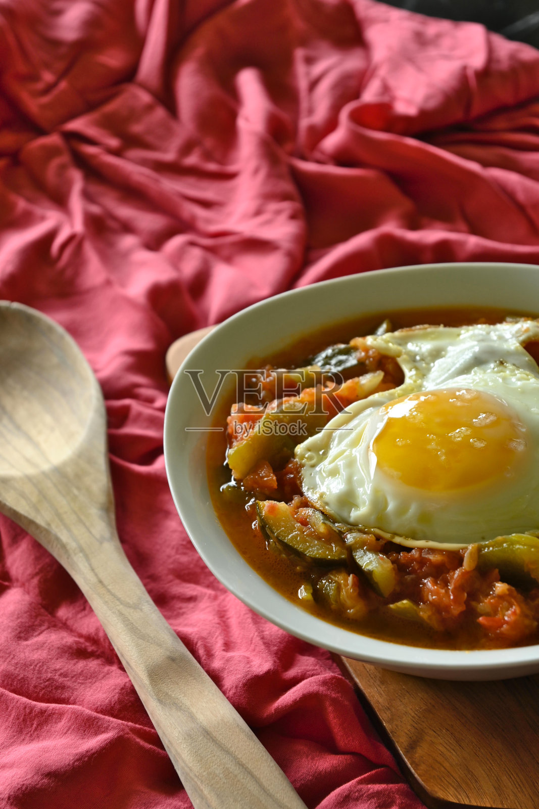 特写的传统西班牙pisto manchego与煎蛋照片摄影图片