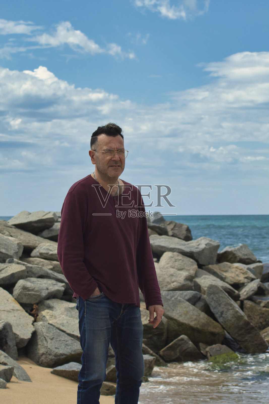 人在海滩附近的防波堤照片摄影图片