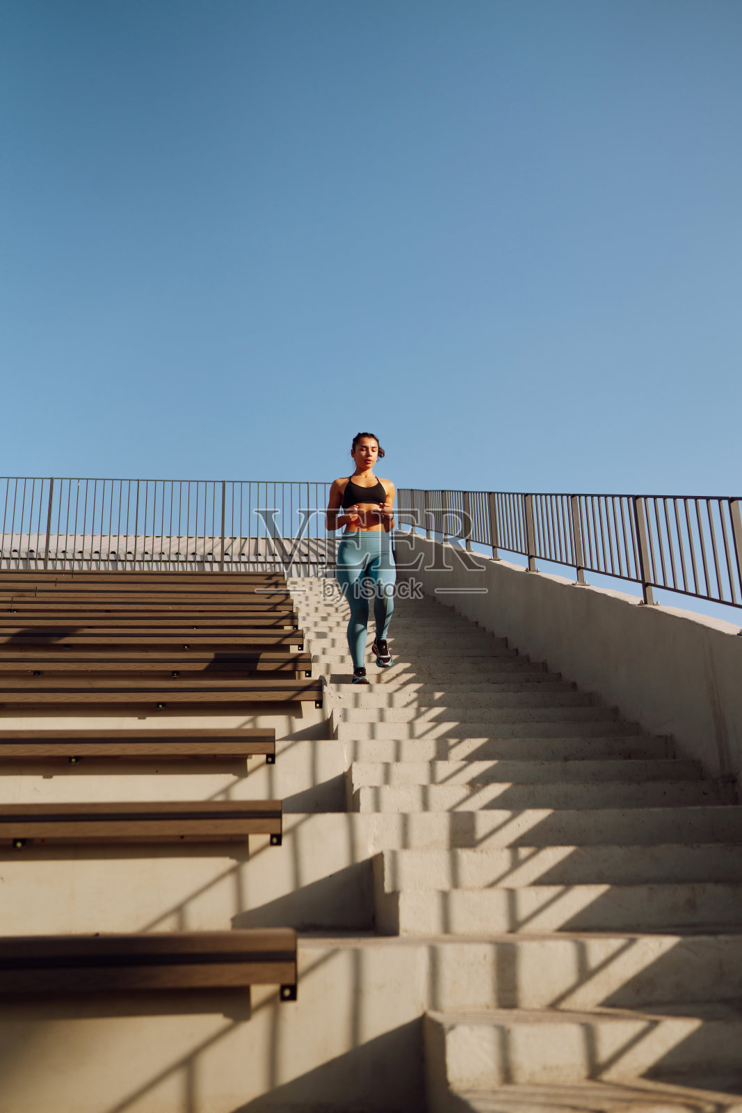 年轻的健身妇女锻炼和伸展户外在早上。照片摄影图片