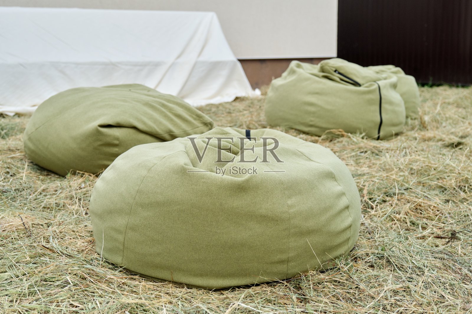 现代户外软三把椅子放在花园里，休息、放松，无人照片摄影图片