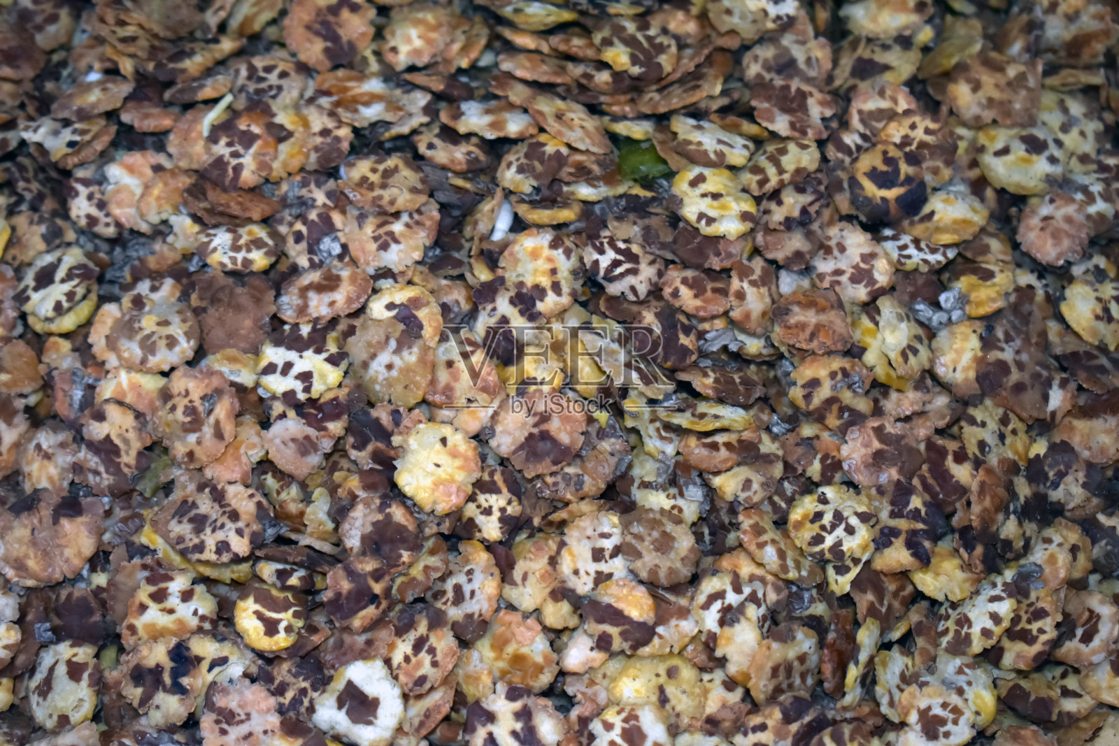 黄色和棕色的Chana Jor Garam印度辛辣小吃，由烤鹰嘴豆制成照片摄影图片