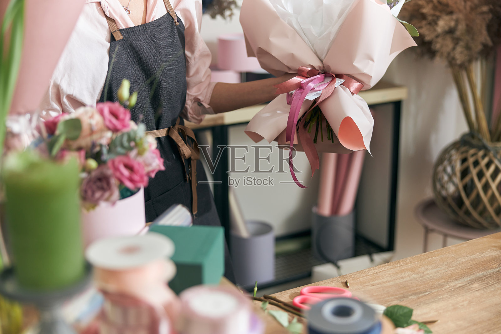 专业花店年轻女子正在花店做花束照片摄影图片