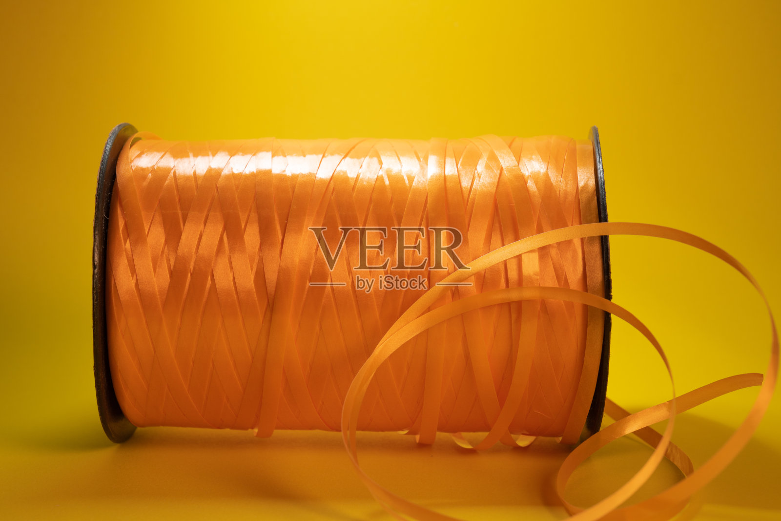 水平位置的橙色磁带卷照片摄影图片