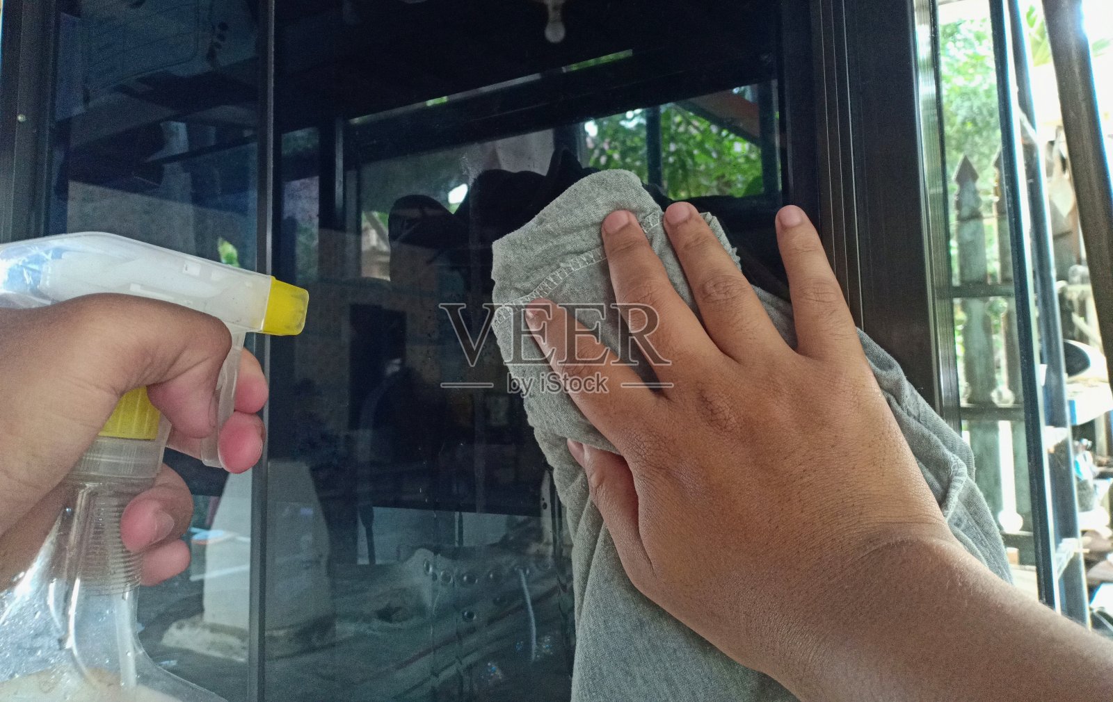 一个男人的手正在擦碗柜的玻璃照片摄影图片