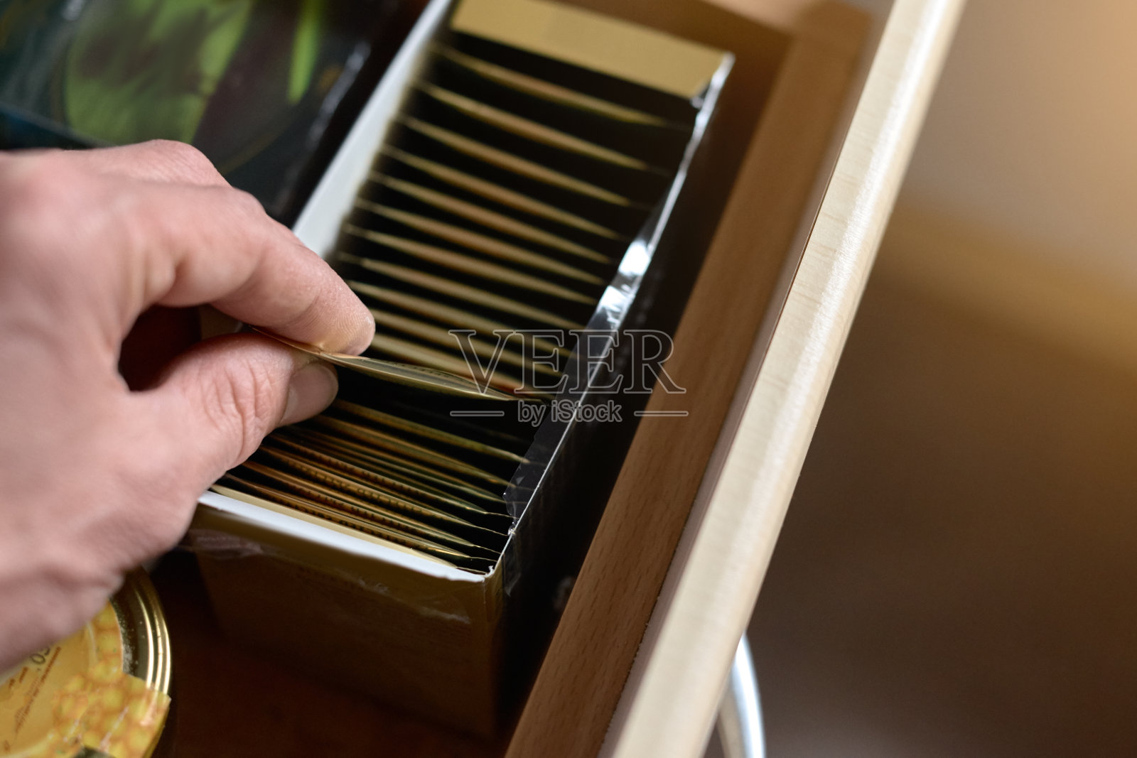 男人选择袋泡茶照片摄影图片