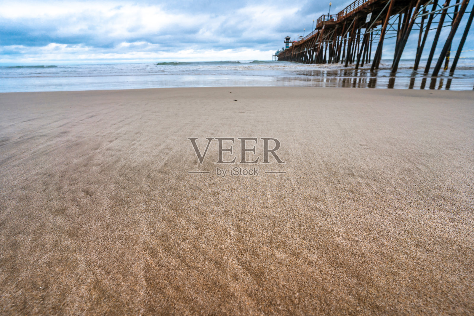 令人惊叹的自然景观，海滨钓鱼码头位于加利福尼亚州的一个阴天。海浪照片摄影图片