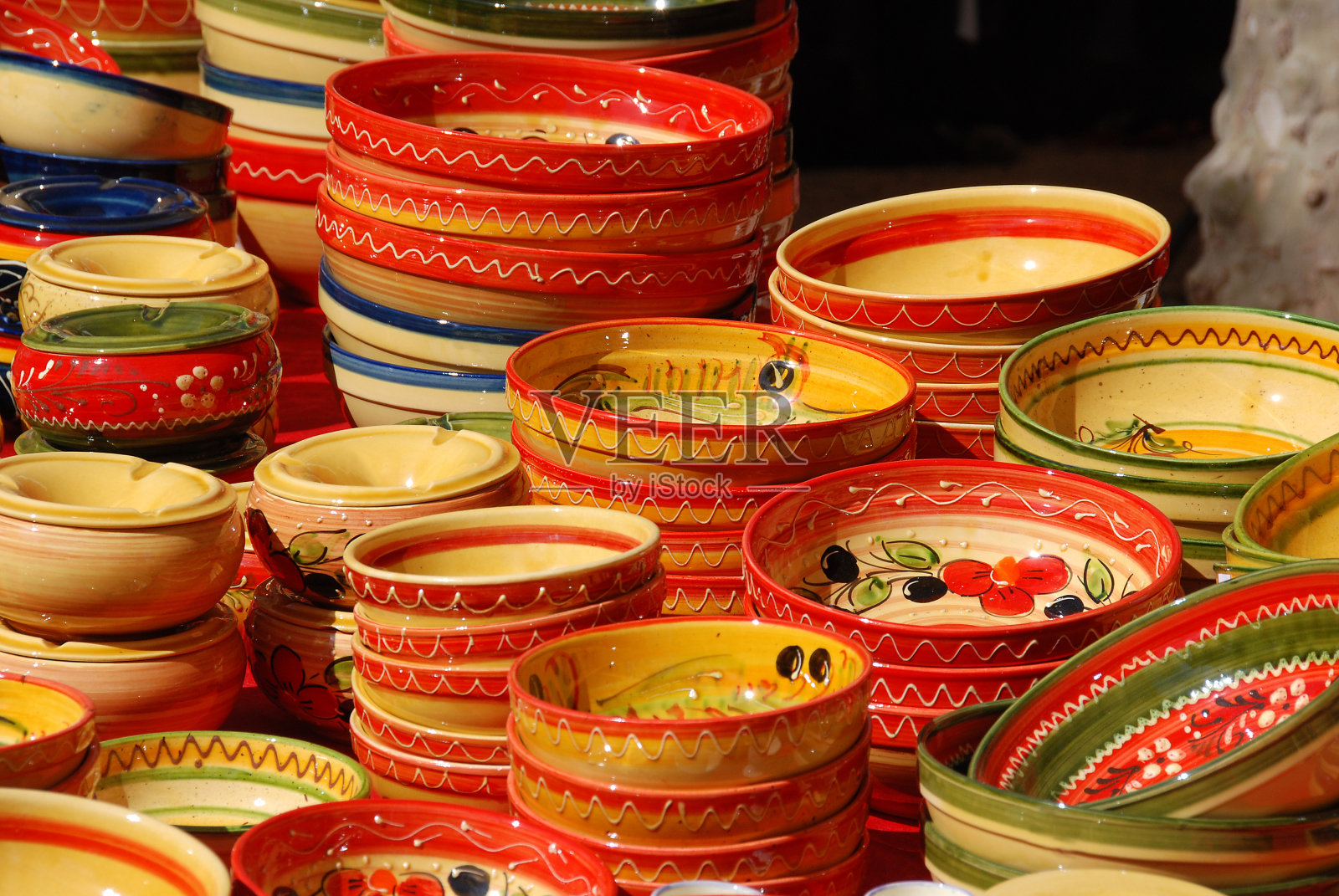 来自普罗旺斯市场的彩色餐具照片摄影图片