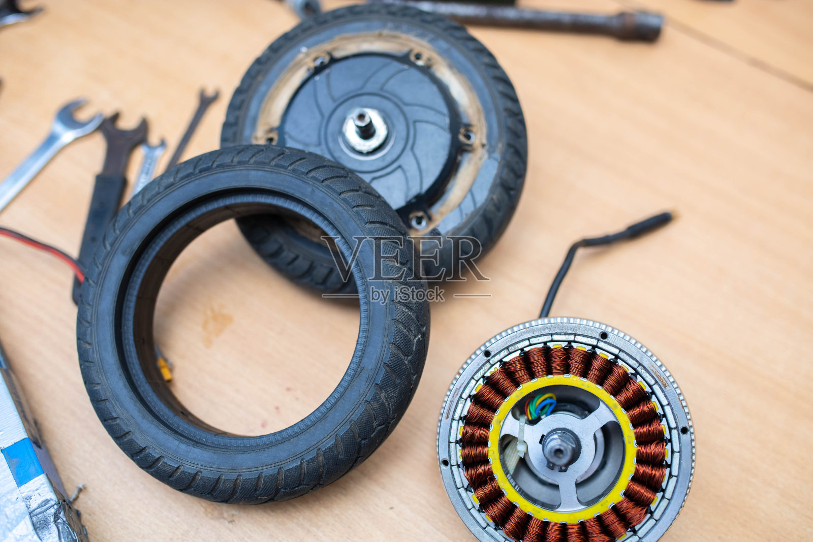 更换橡胶轮胎为电动滑板车车轮，车轮拆卸。照片摄影图片