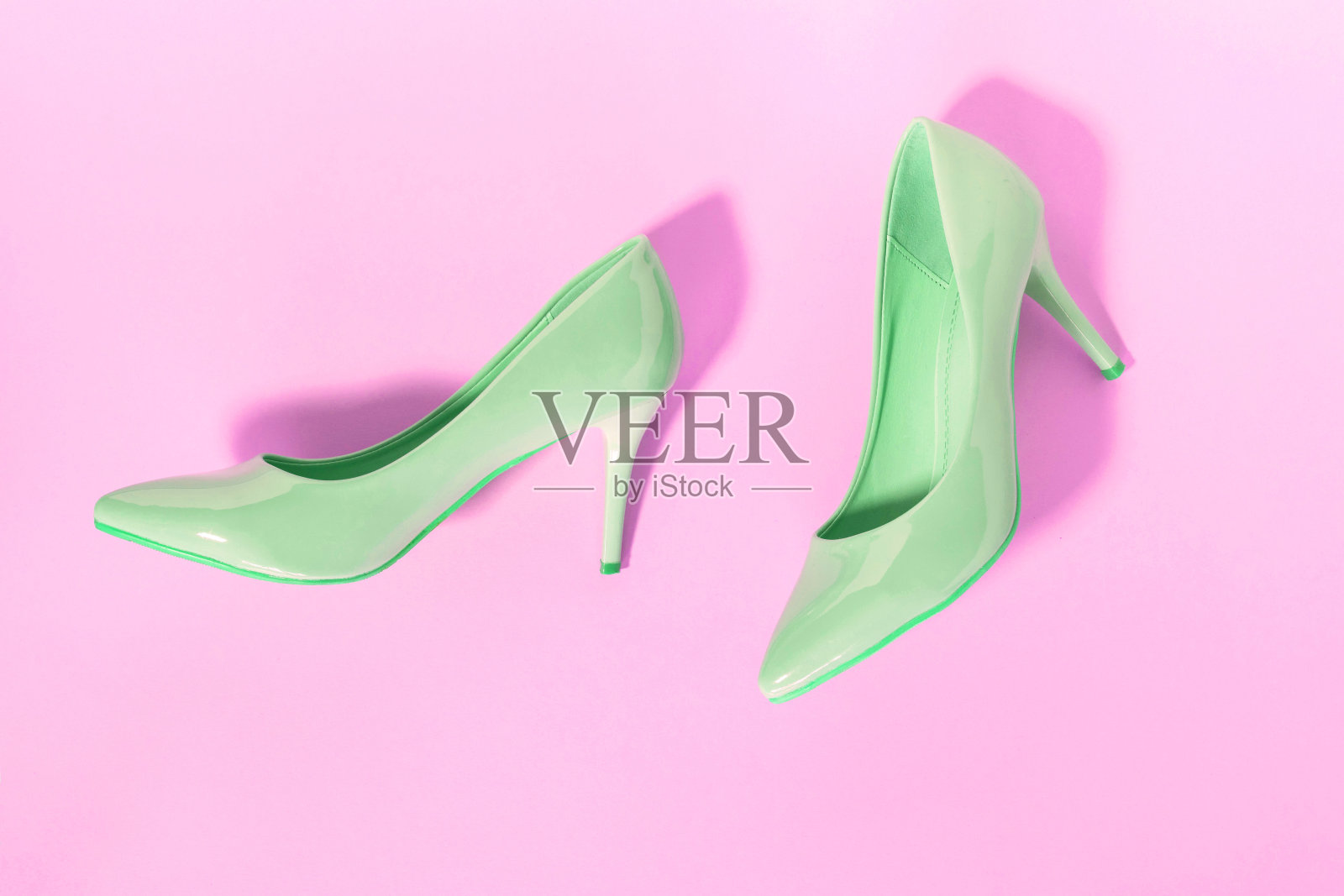 亮绿色中跟女鞋，粉色背景。销售和广告的概念。断然。从上面。照片摄影图片