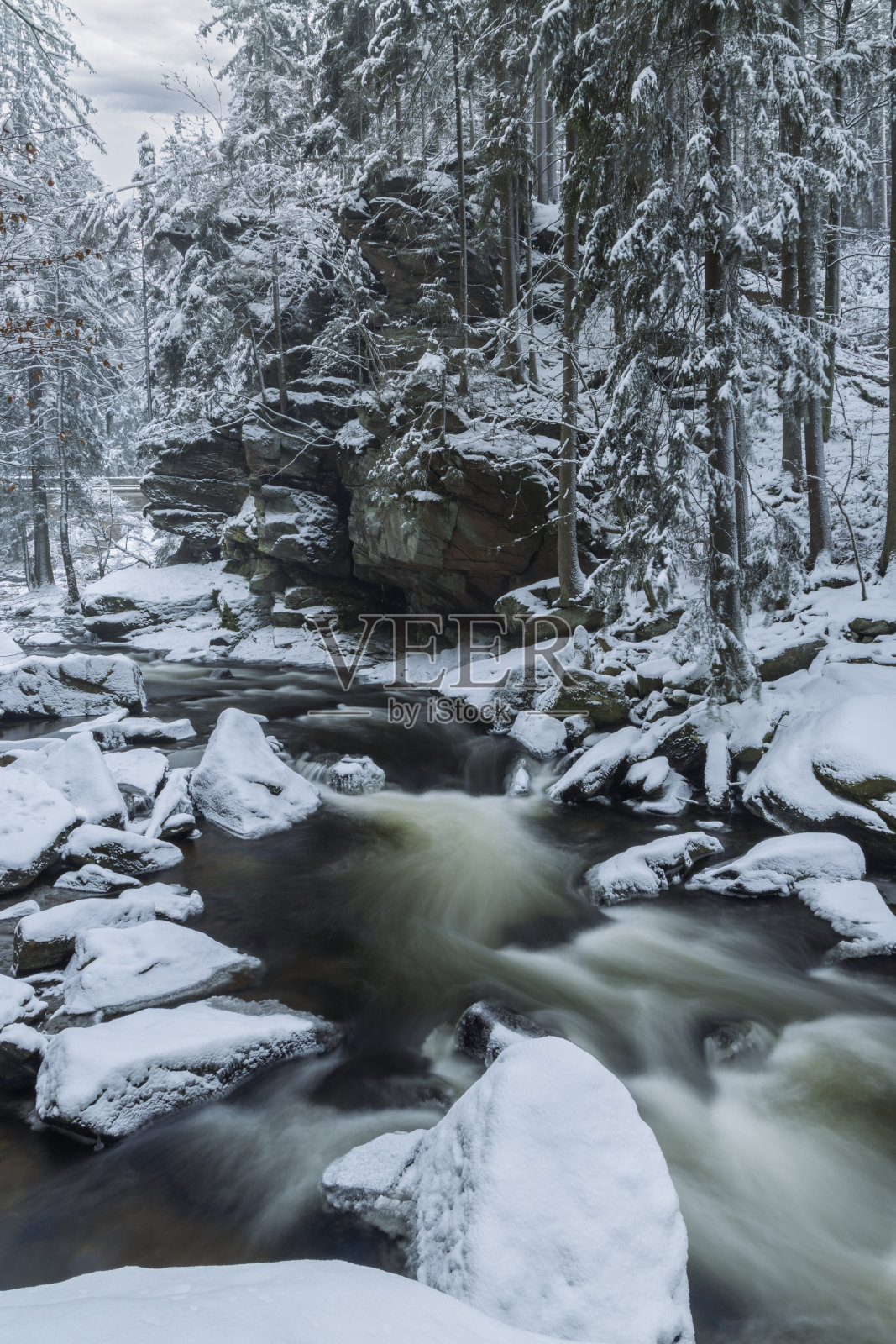 捷克共和国东波西米亚奥立克山脉泽姆斯卡布拉那的Divoka Orlice河照片摄影图片