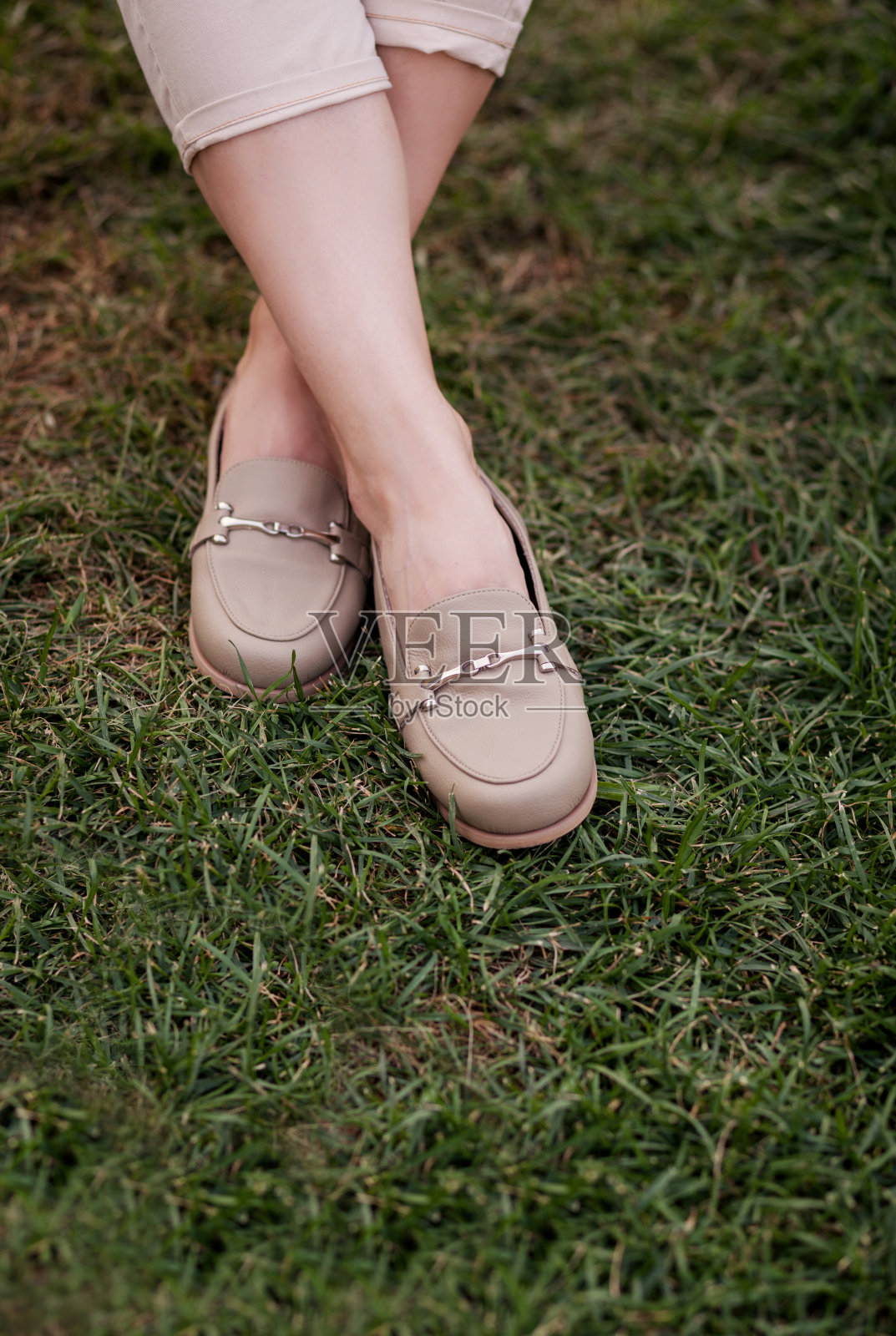 时尚的女鞋在草地上照片摄影图片