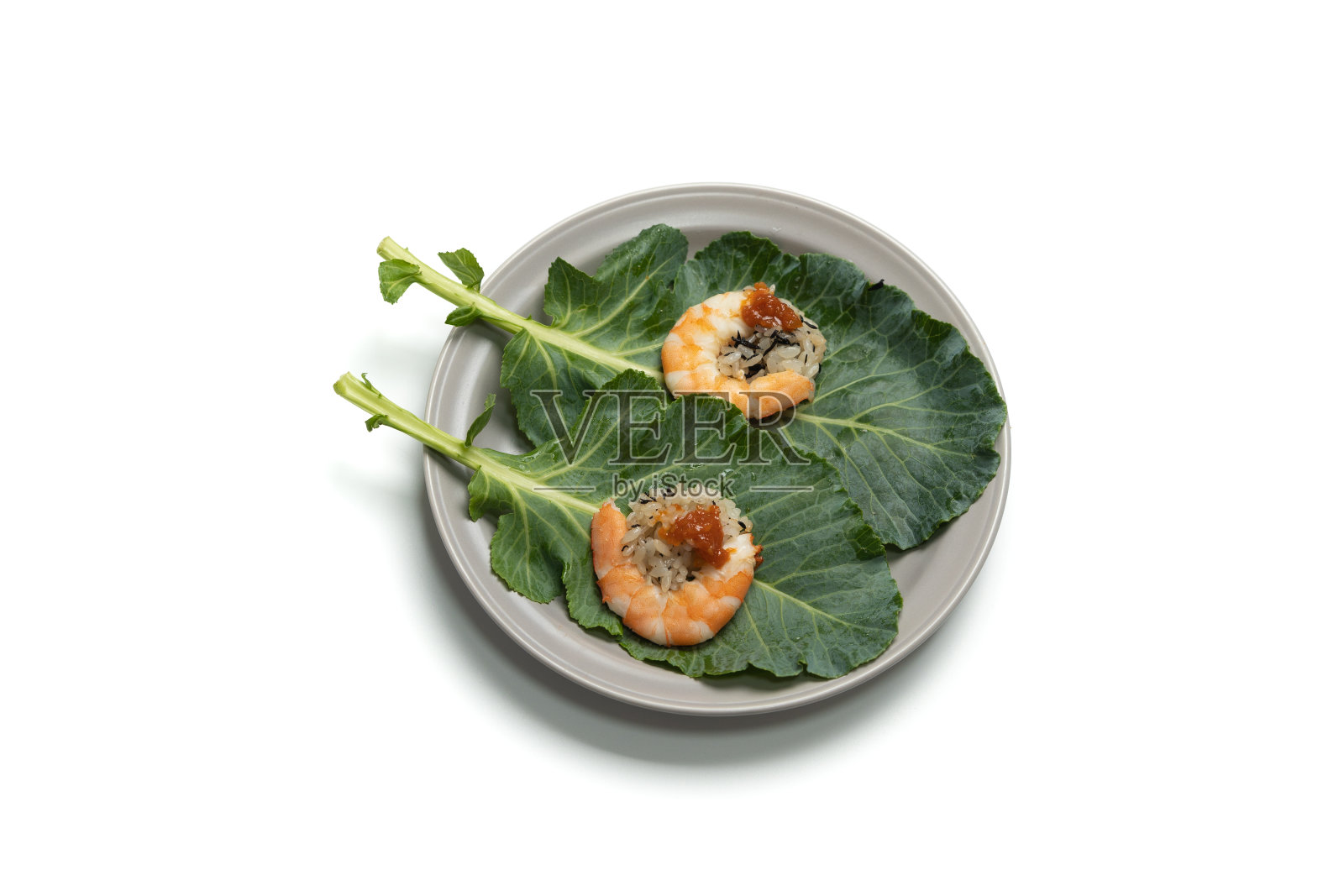 一种叶包饭(Ssambap)与煮虾、米饭和豆瓣酱一起吃照片摄影图片