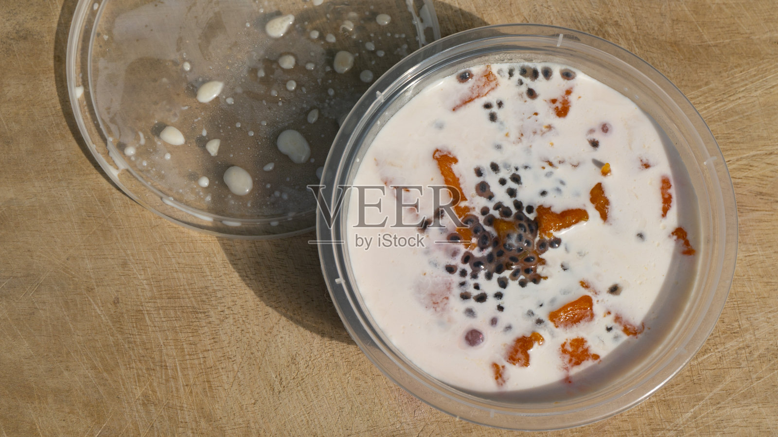 木质背景上的西米芒果照片摄影图片