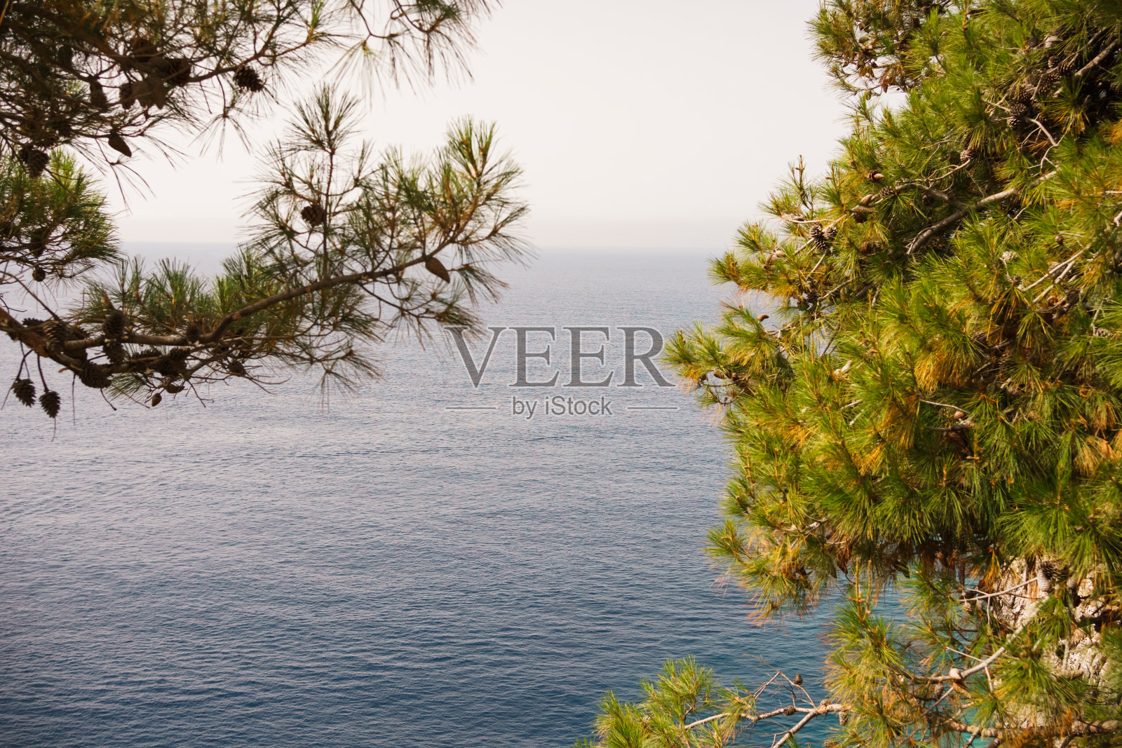 湛蓝的大海和群山的美丽景色照片摄影图片