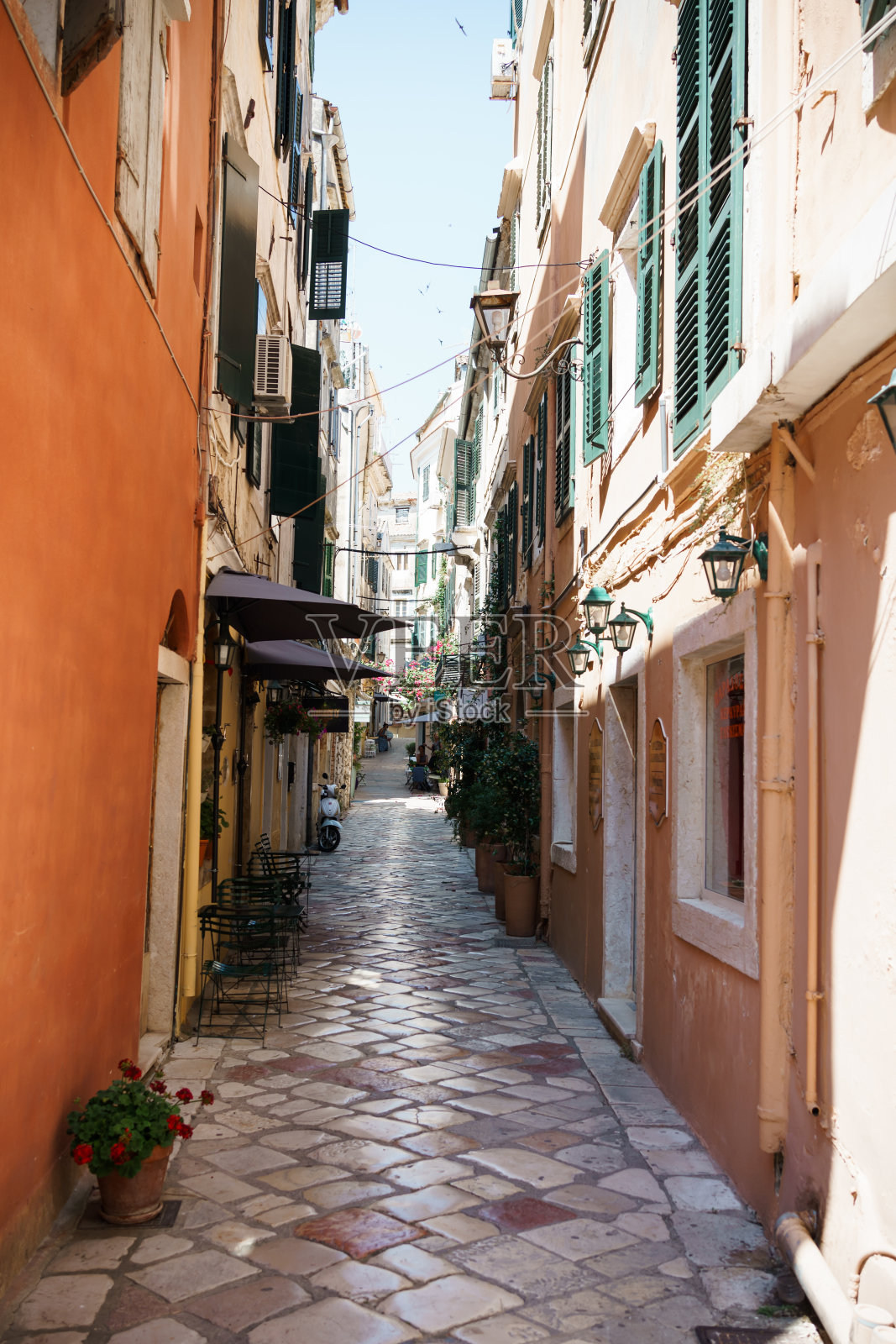 阳光明媚的日子里，老城的街道照片摄影图片