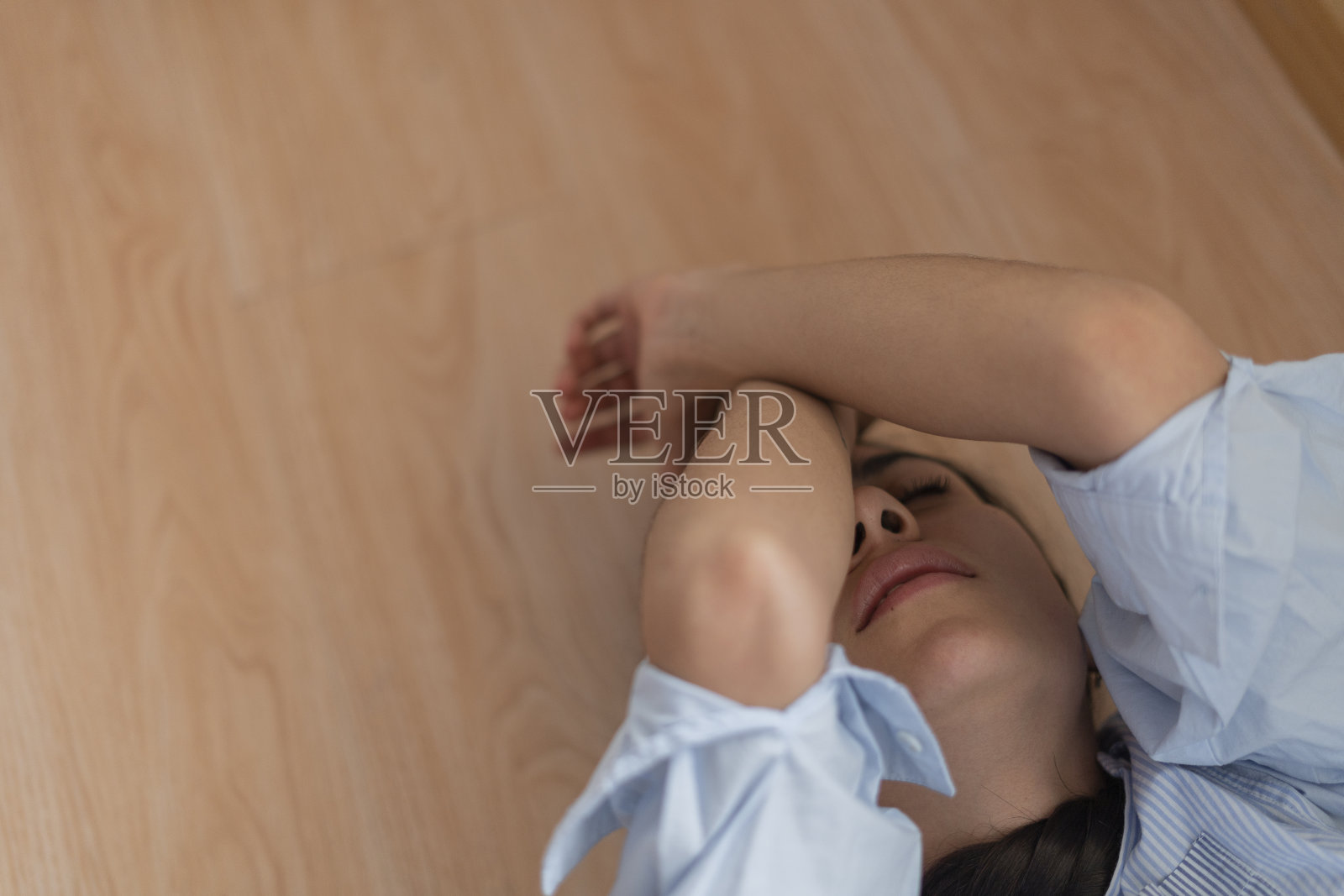 年轻女人独自在家，恐惧痛苦地坐在地板上照片摄影图片