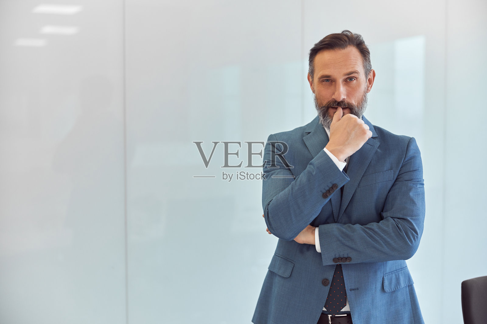 快乐的成年白人在一个现代化的办公室工作照片摄影图片