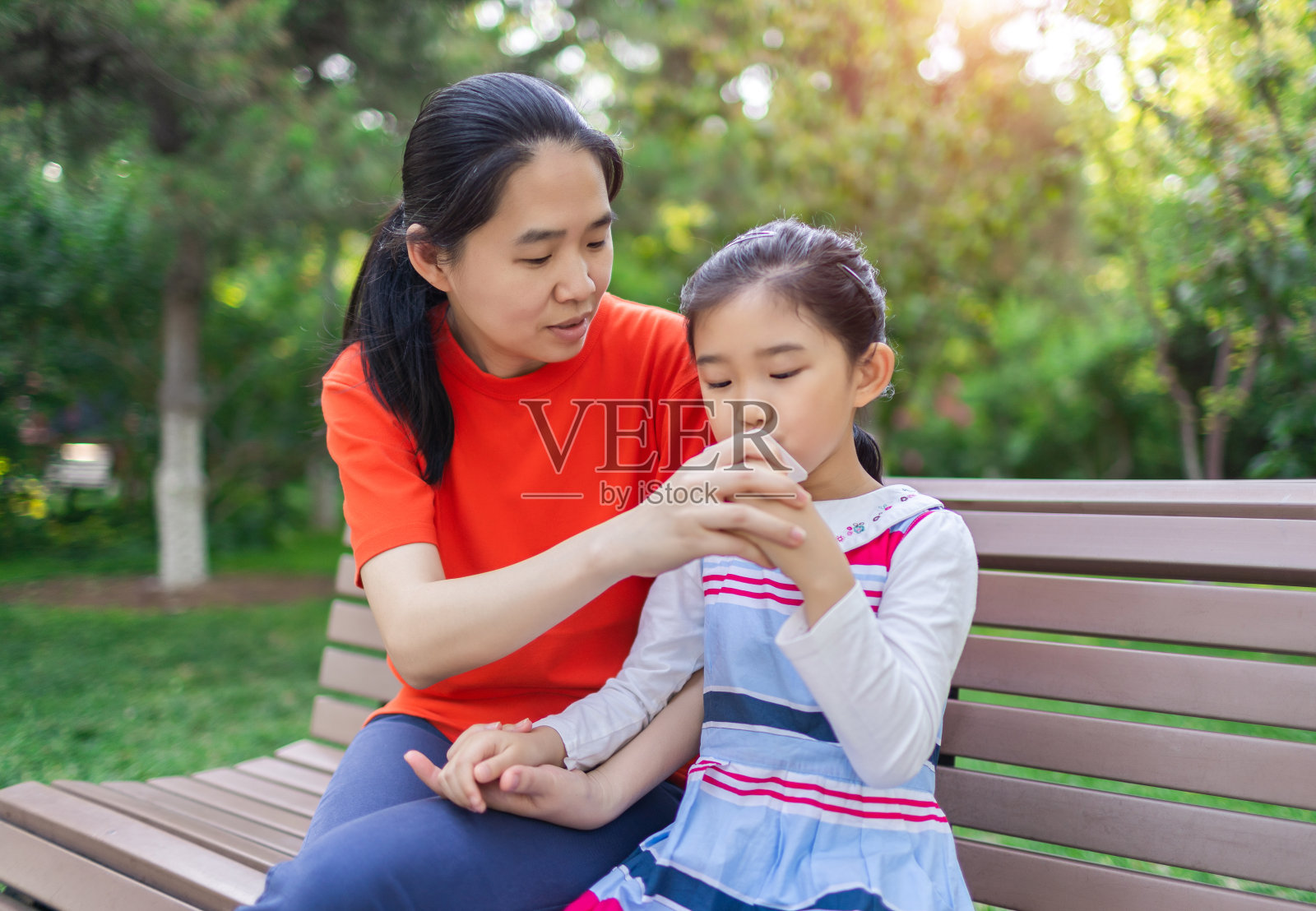 小女孩和喝酸奶的妈妈照片摄影图片
