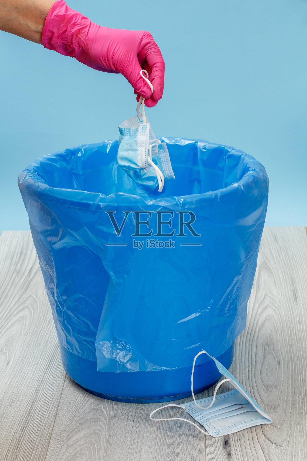 利用个人保护手段的垃圾桶。照片摄影图片