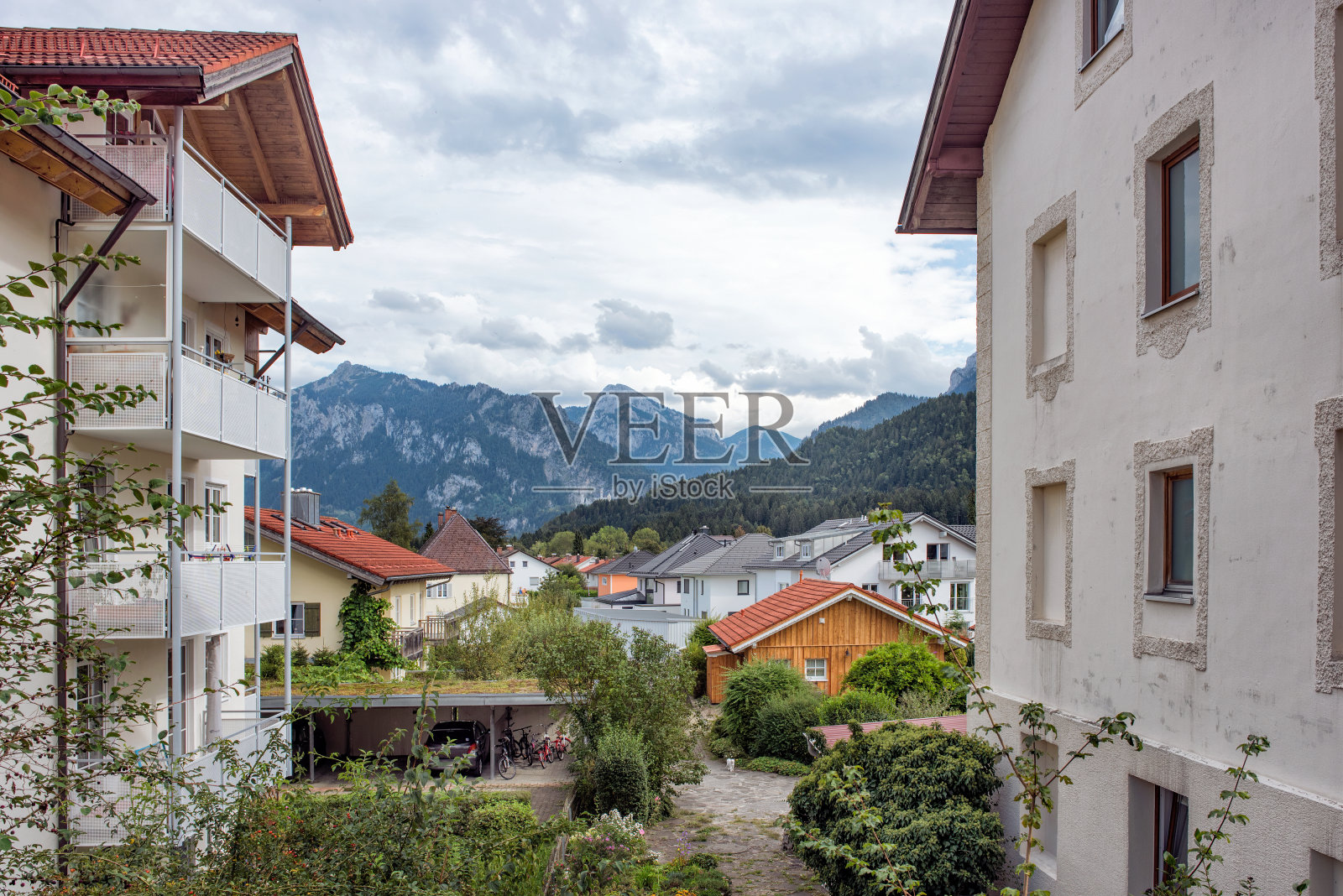 阿尔卑斯山和德国古城的美景尽收眼底。照片摄影图片