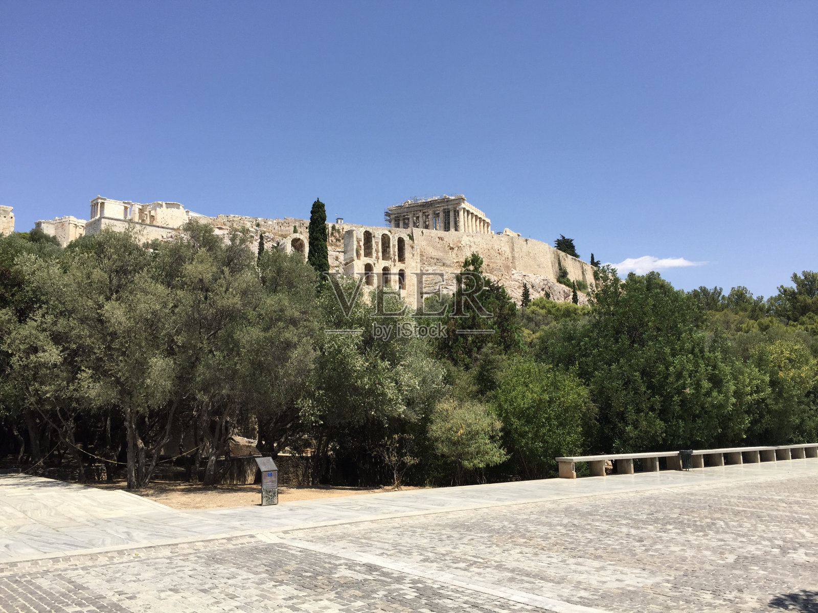 从Dionysiou Areopagitou街可以看到雅典卫城上的帕台农神庙。这是一条步行街，毗邻雅典卫城的南坡，位于希腊雅典的Makrygianni区。照片摄影图片