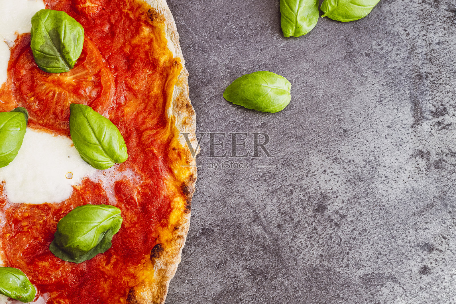 玛格丽塔披萨近距离观看罗勒，马苏里拉和西红柿，俯视图照片摄影图片