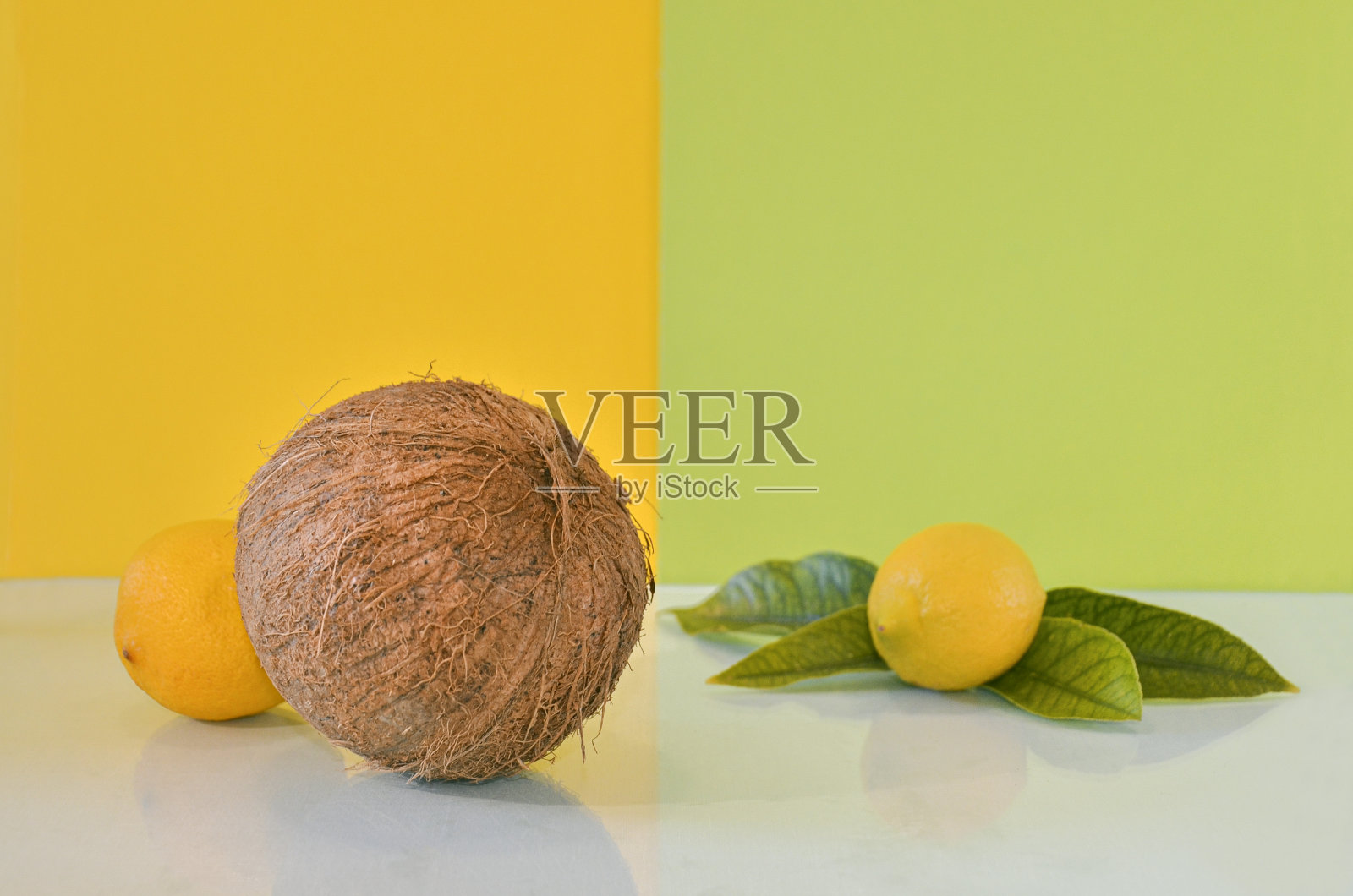 背景为黄绿色的热带水果照片摄影图片