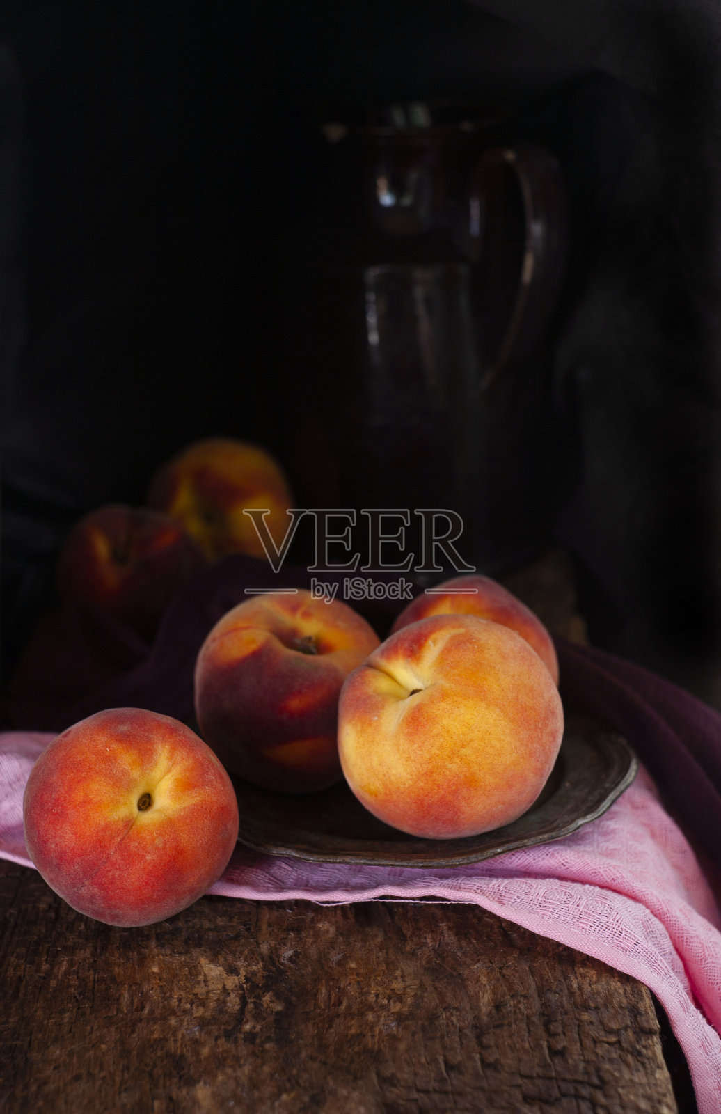 木桌上放着几组新鲜桃子照片摄影图片