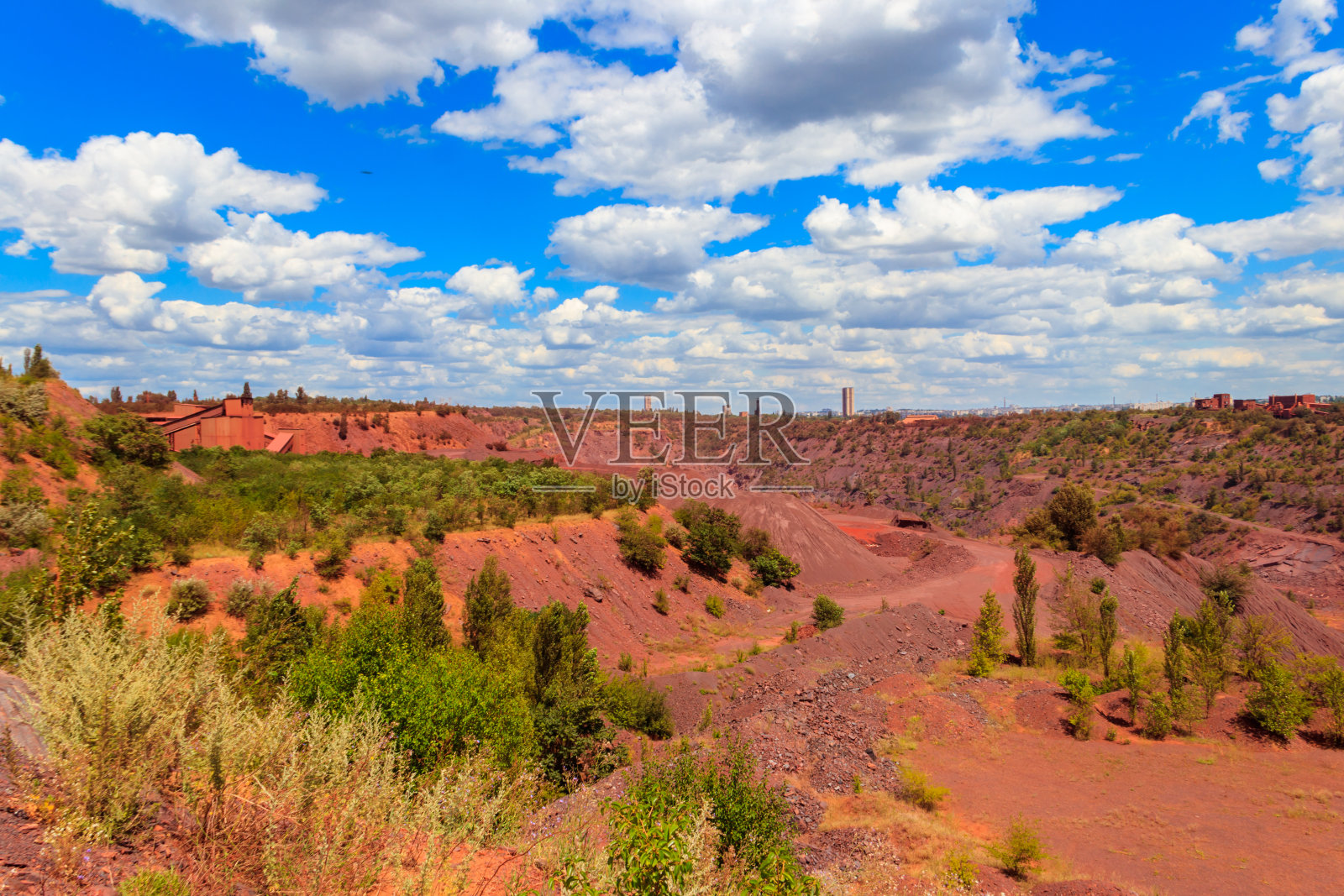乌克兰克里维伊里巨大的铁矿采石场。露天采矿照片摄影图片