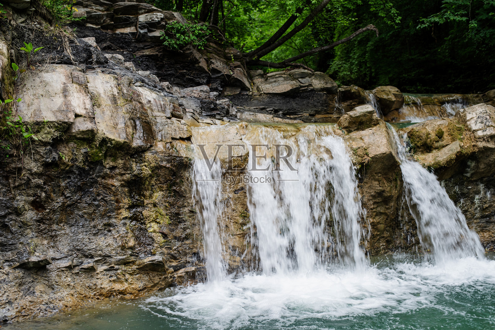 美丽的热带瀑布照片摄影图片