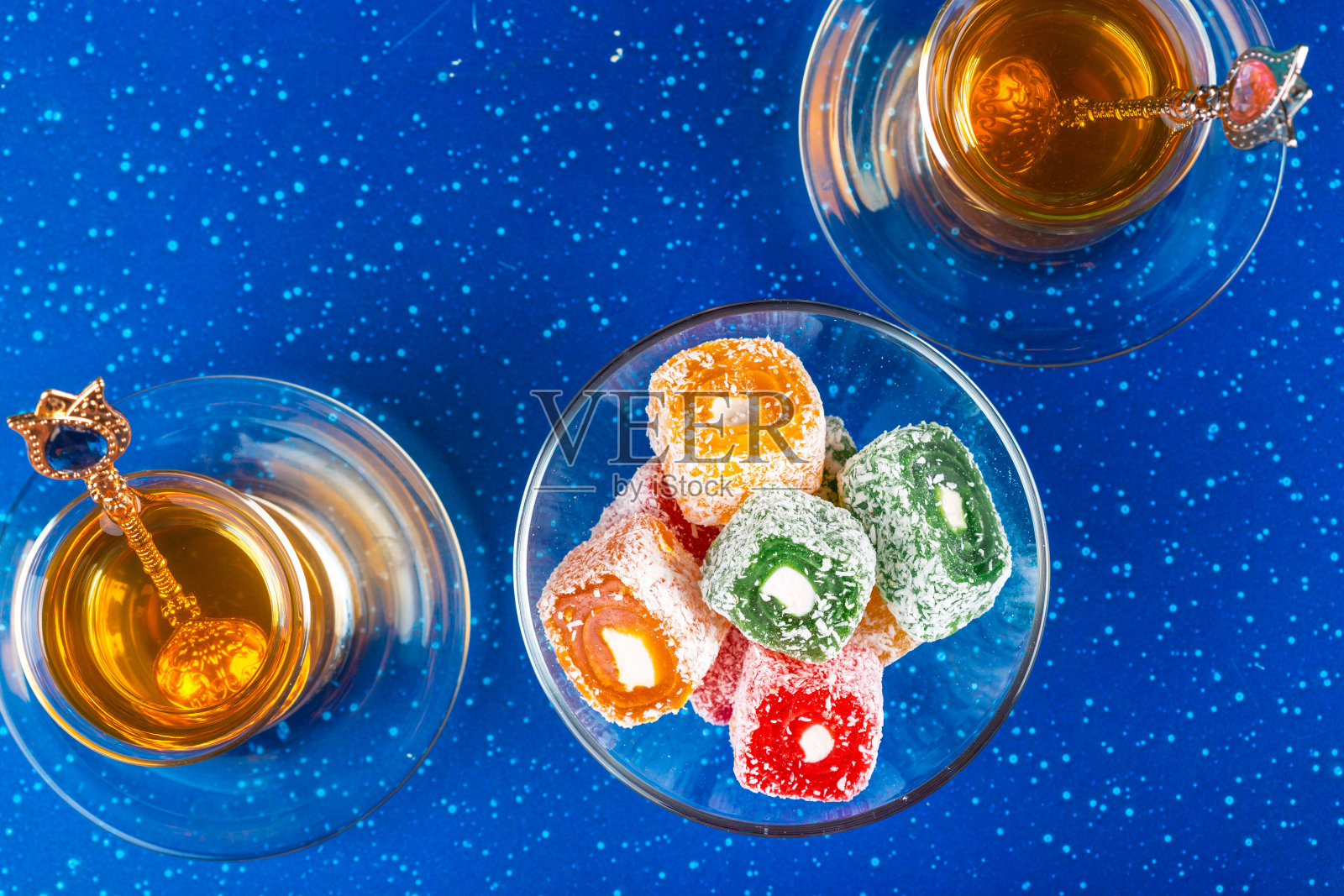 各种土耳其软糖和红茶照片摄影图片