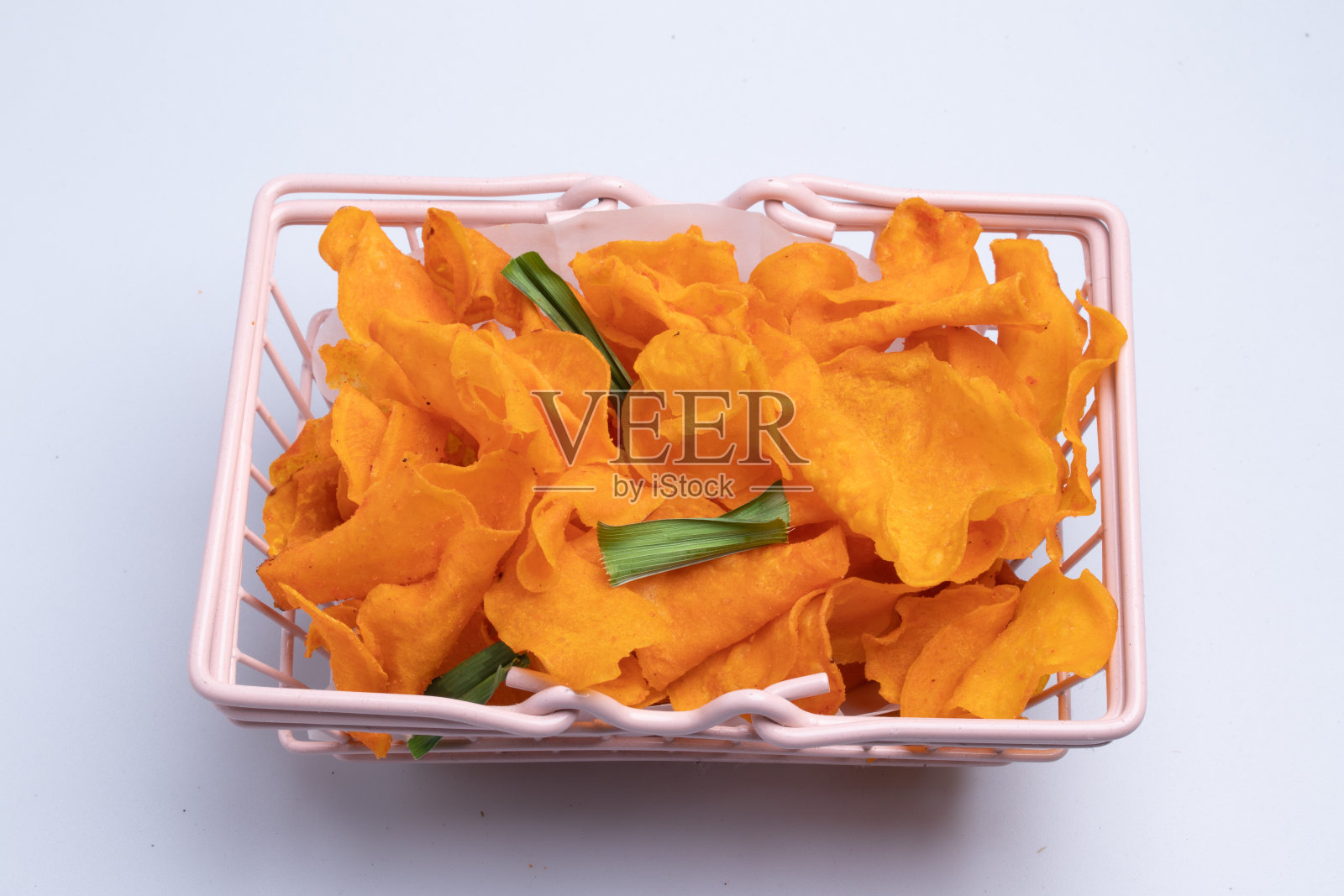 橙色炸红薯，白底红薯糊照片摄影图片