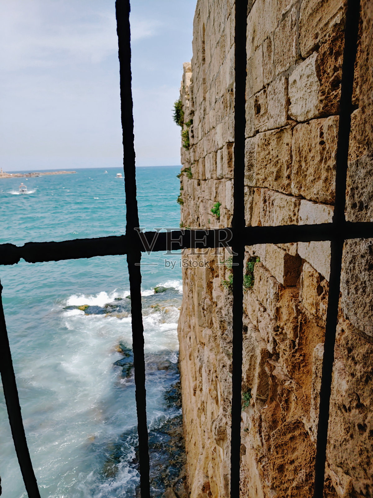 黎巴嫩西顿城堡周围的围栏的竖版特写照片摄影图片