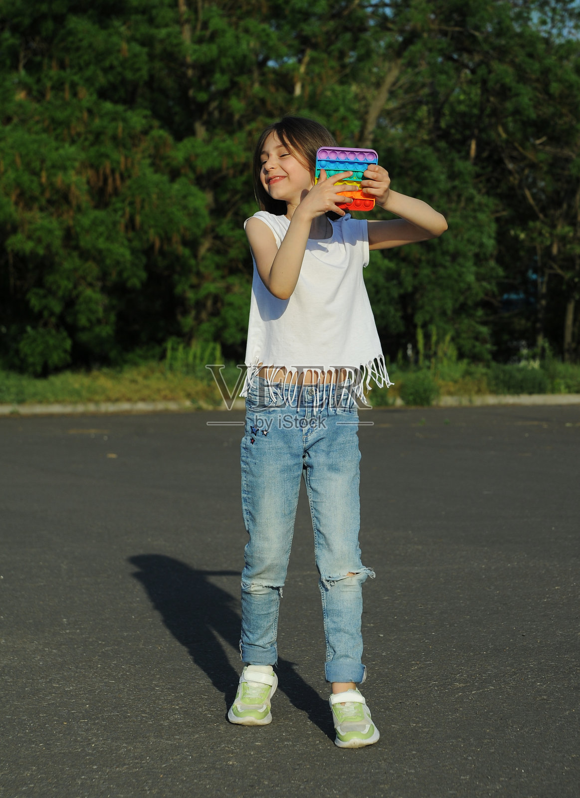 小孩子玩玩具把它弄爆了照片摄影图片