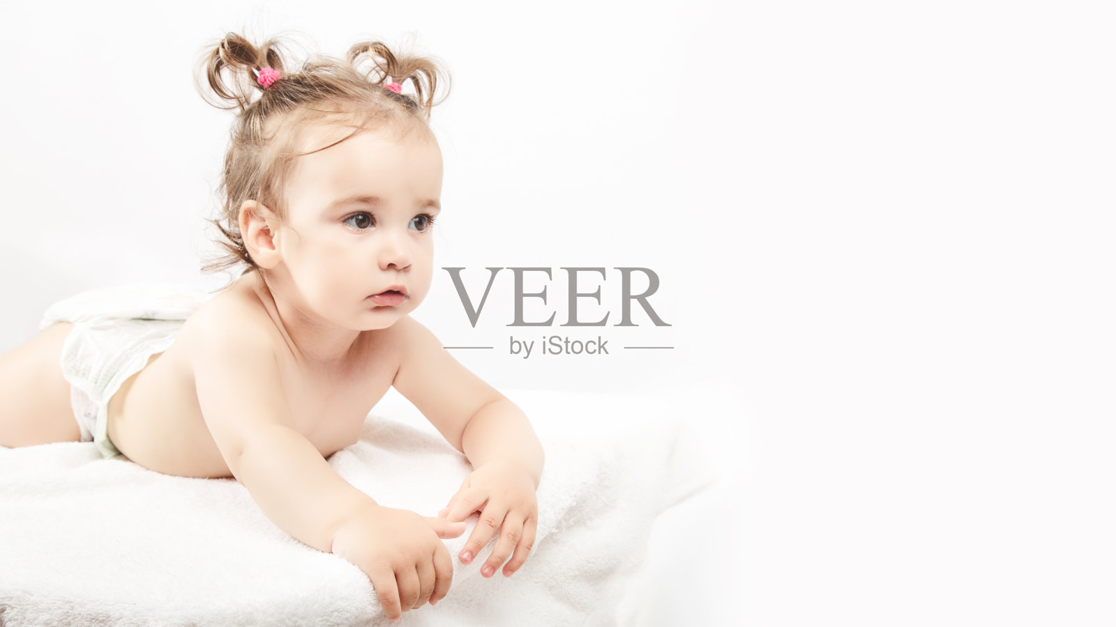 1岁的小女孩躺在白色的床上。健康和医学的概念。本空间照片摄影图片