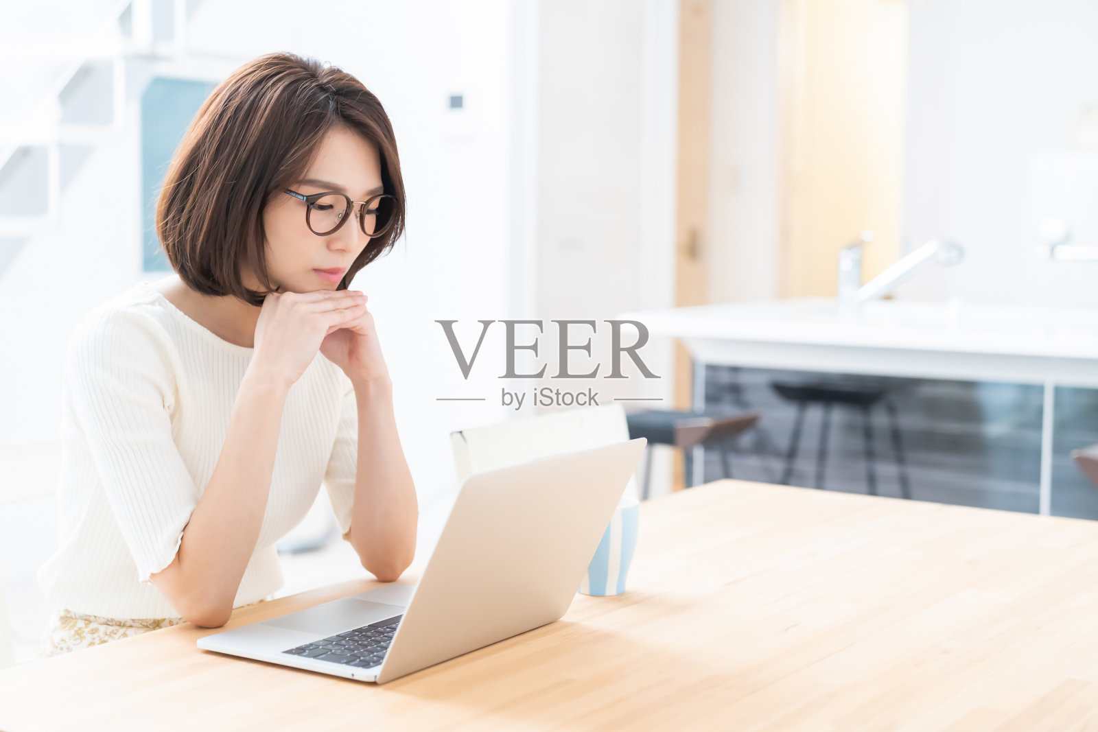 年轻的亚洲女性使用笔记本电脑，照片摄影图片