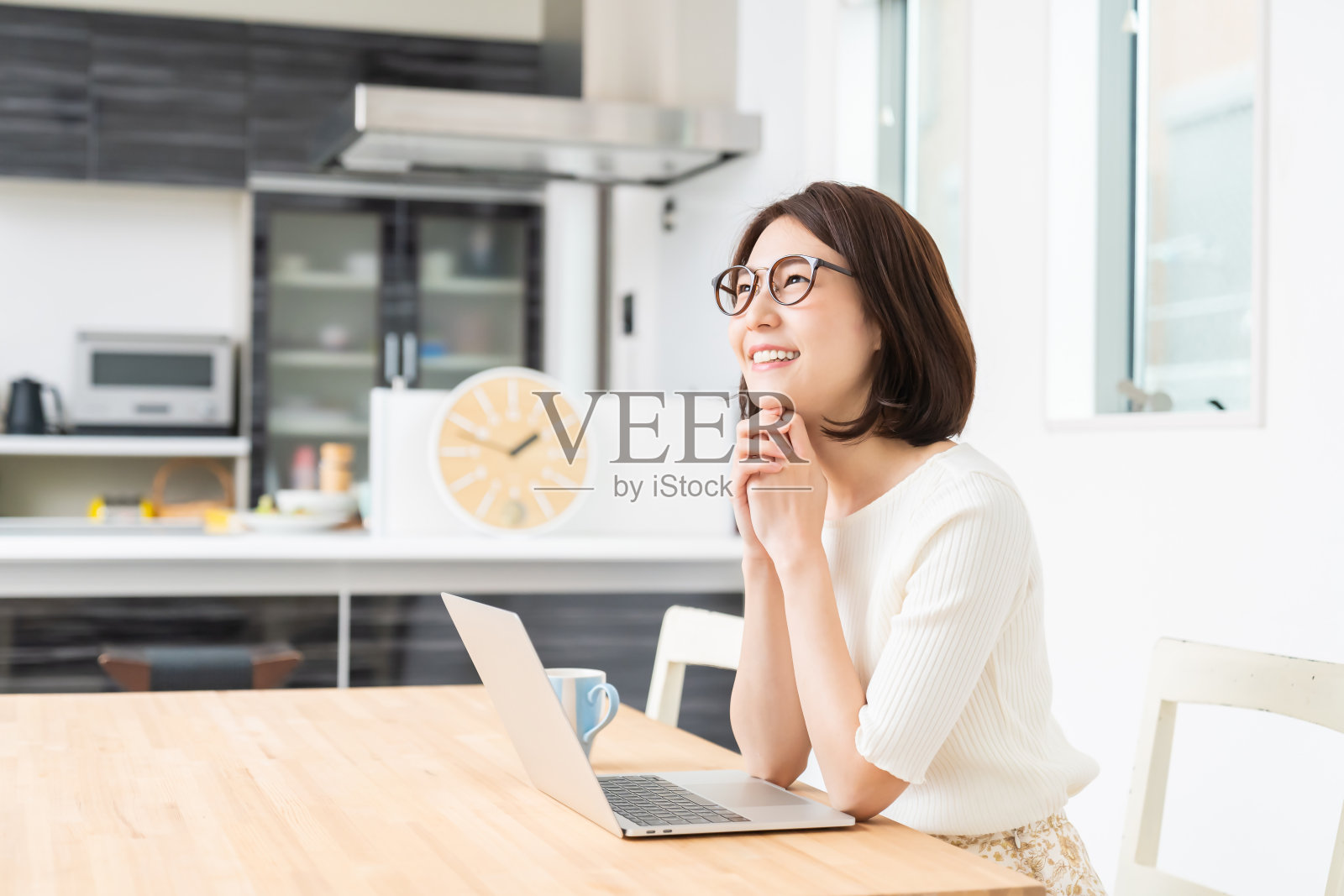 年轻的亚洲女性使用笔记本电脑照片摄影图片