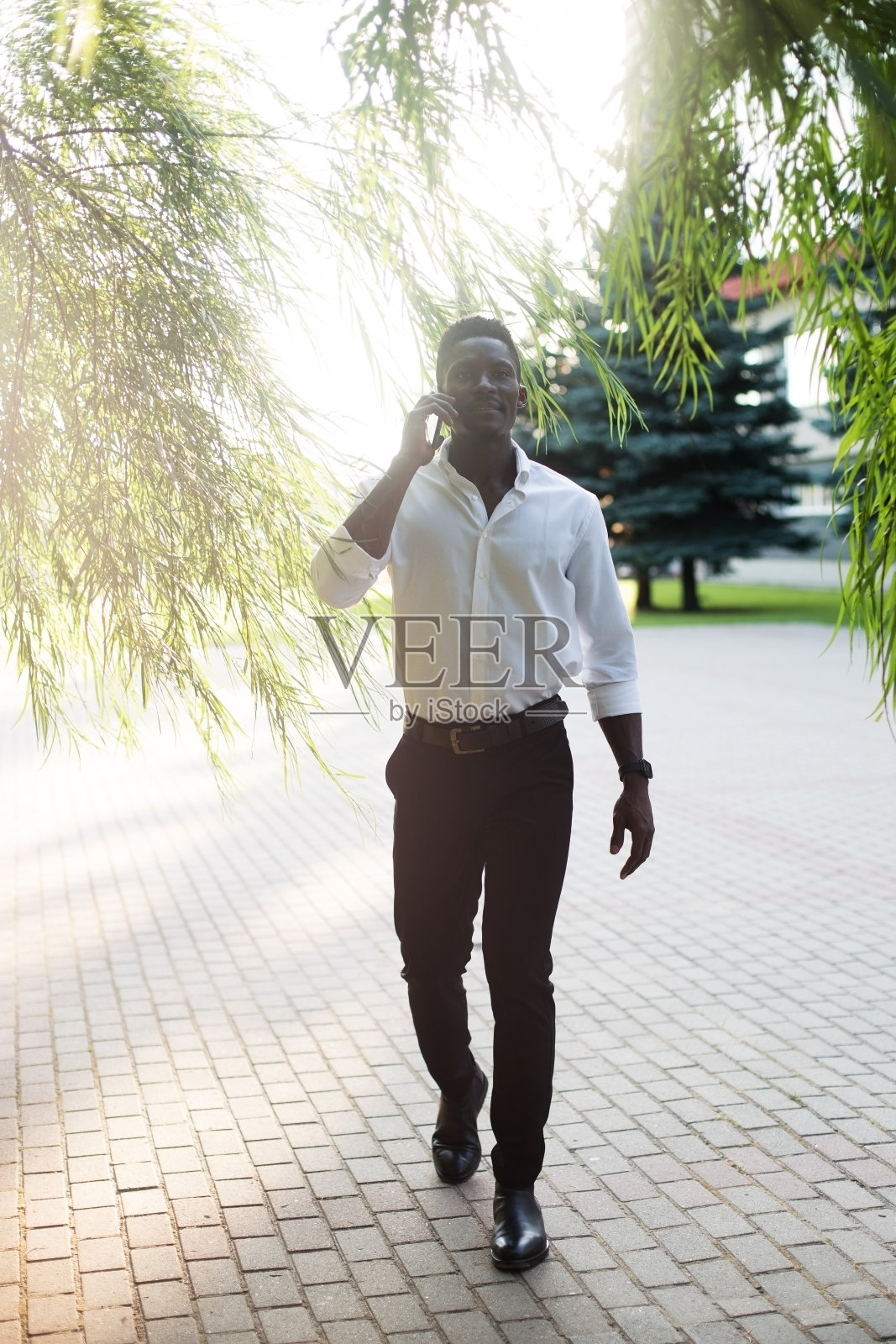 快乐的非裔美国人在街上拿着手机照片摄影图片