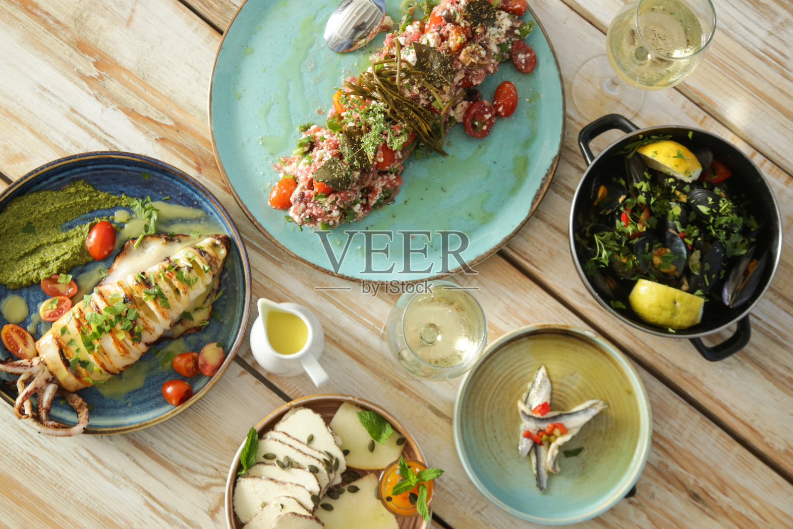 俯视图上满桌的海鲜和蔬菜菜肴照片摄影图片