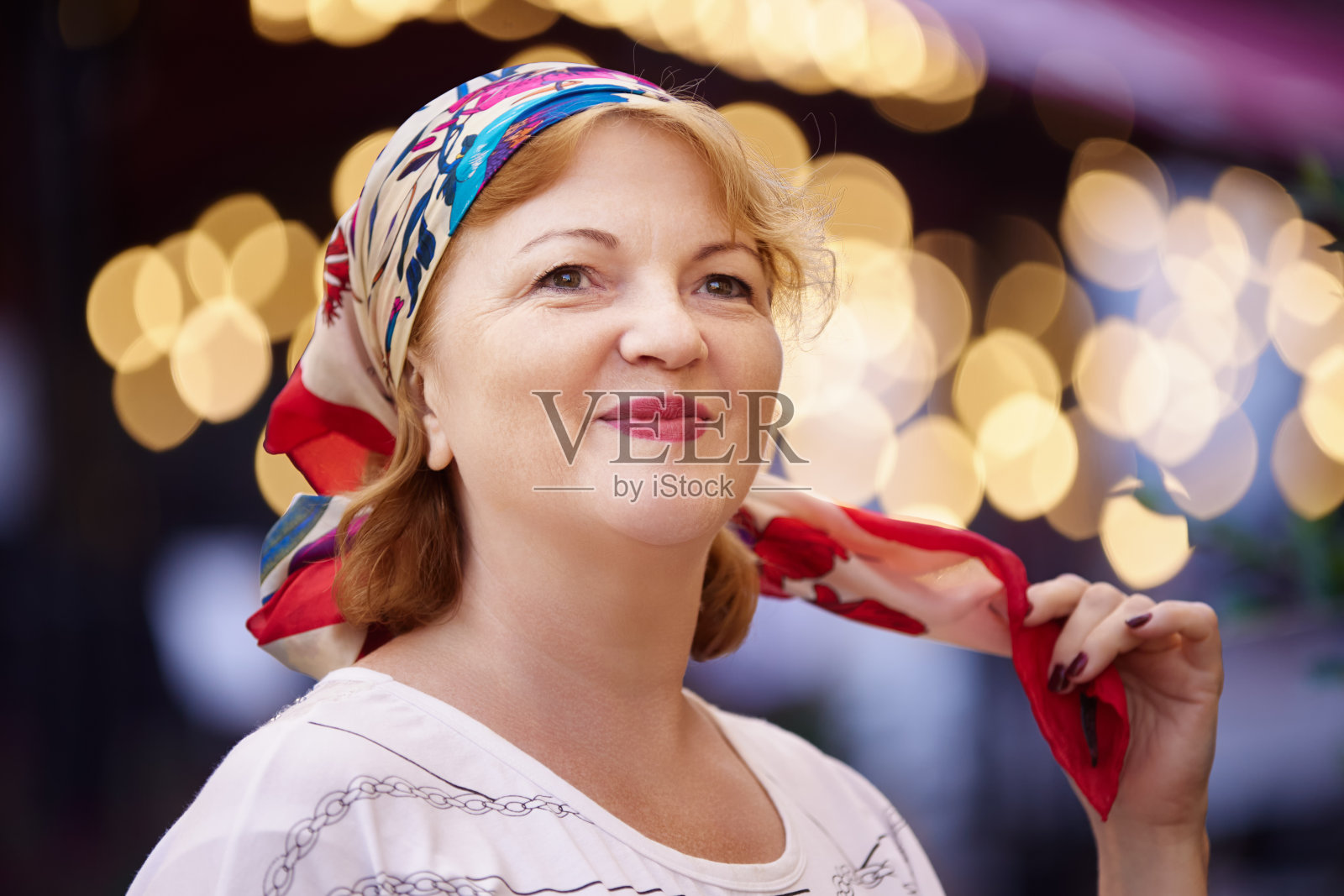 54岁妇女头上的丝巾。照片摄影图片