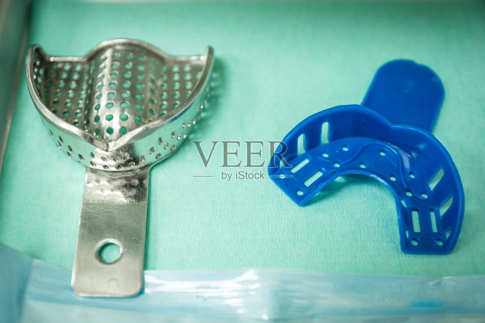 海藻酸盐牙科印模塑料和钢模照片摄影图片