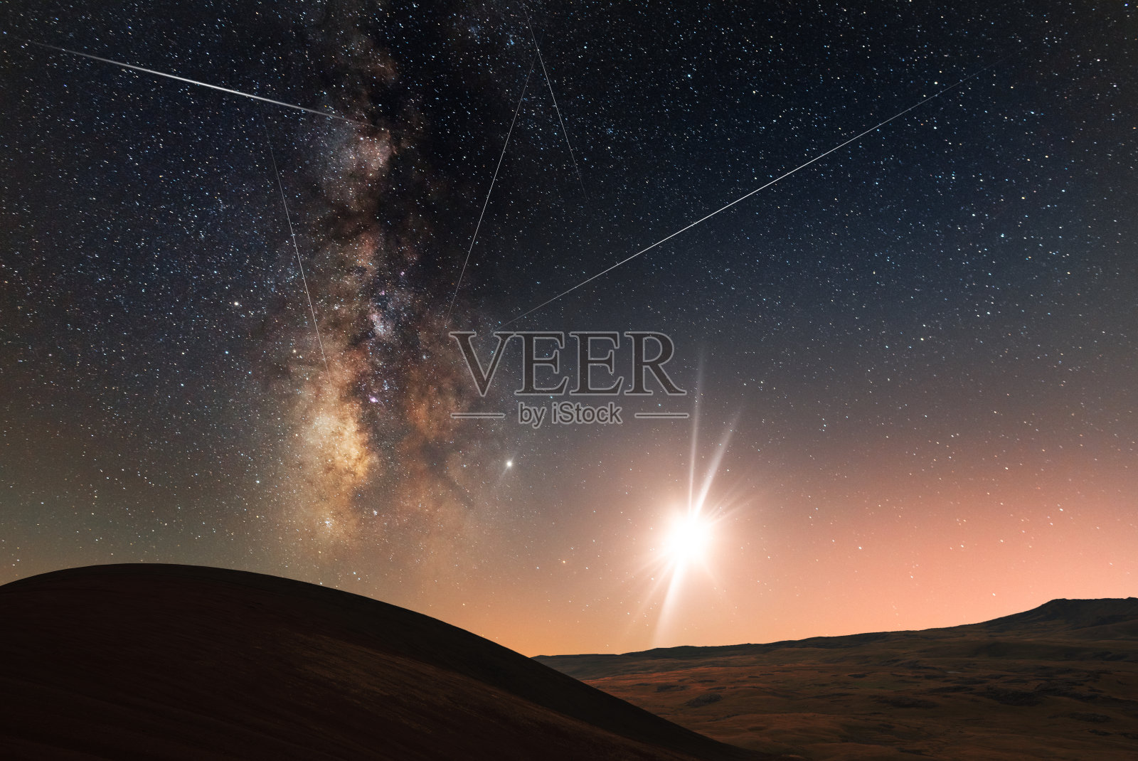 美丽明亮的银河和山上的月亮。星空星空，夜景。照片摄影图片