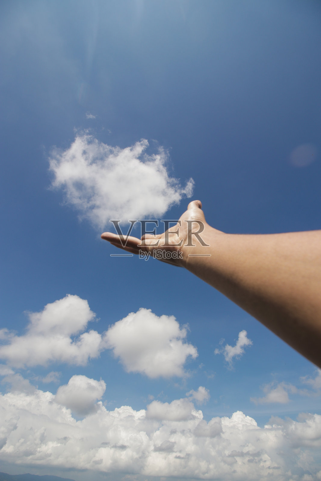 手试图到达层积云与晴朗的蓝天背景在中午。云的类型储存图像。追梦人的概念。照片摄影图片