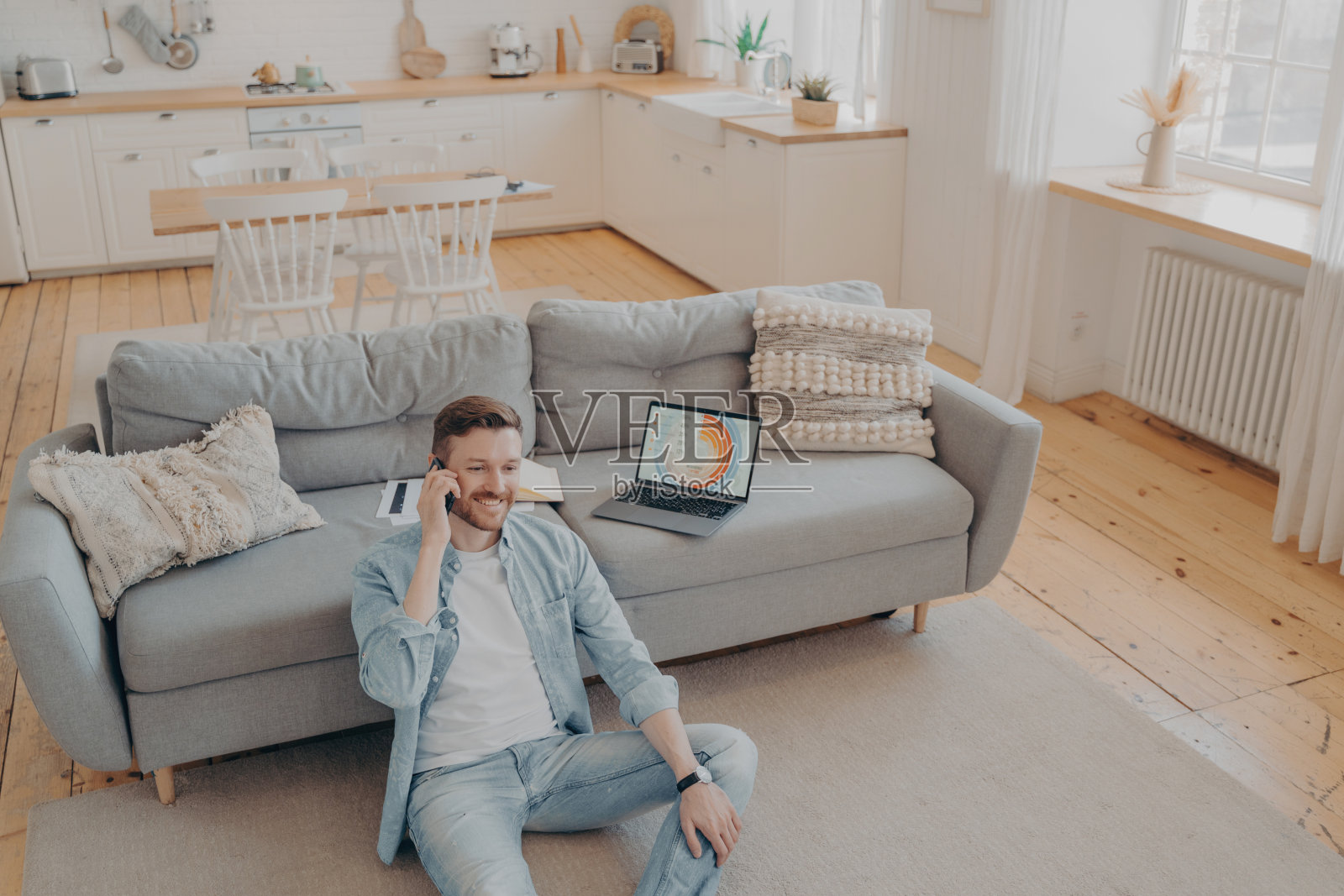 快乐的年轻男性老板接到他的工人打来的电话照片摄影图片