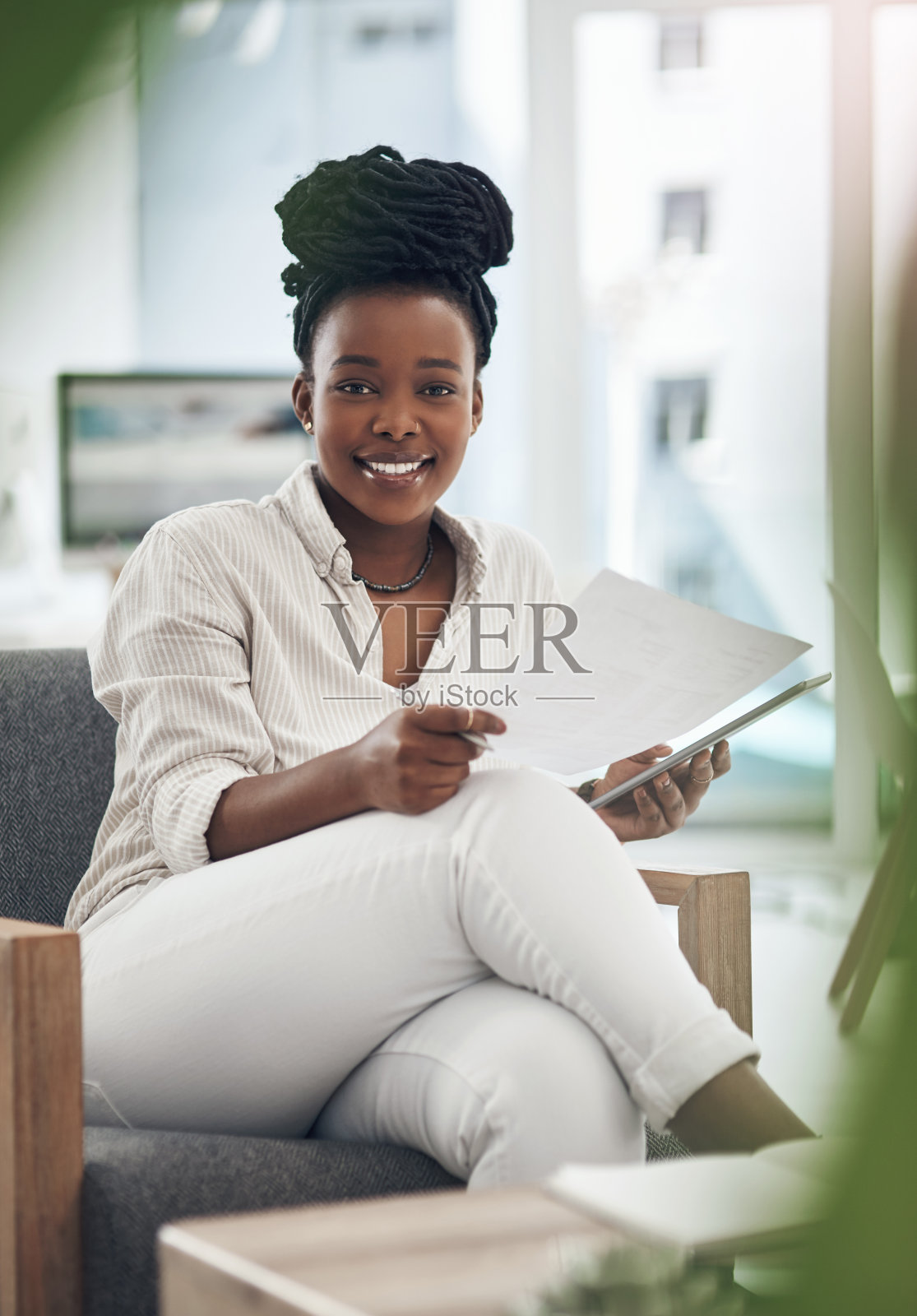 一名女商人用她的电子平板电脑阅读文书工作照片摄影图片