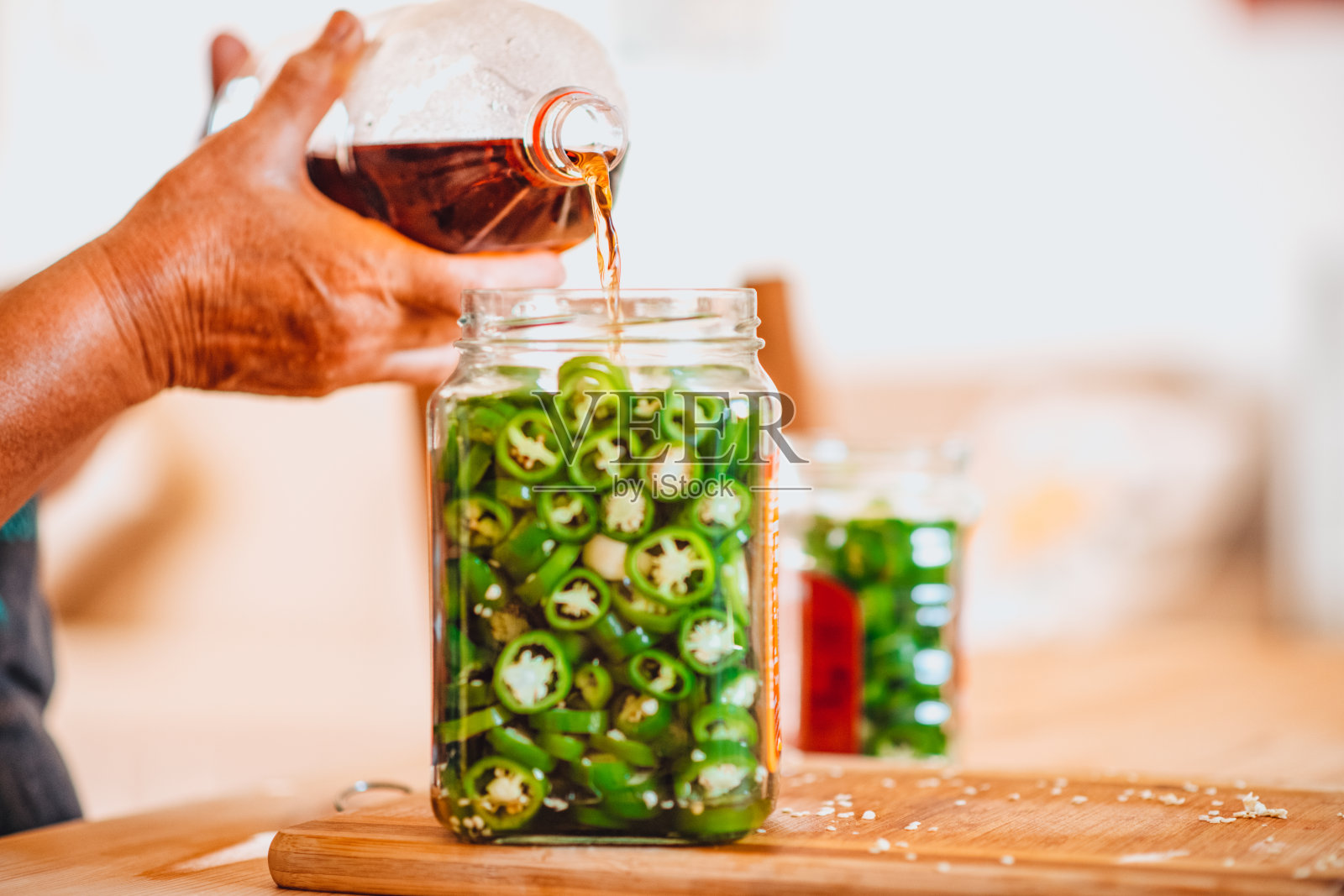 一位女士在准备用墨西哥胡椒做的泡菜照片摄影图片