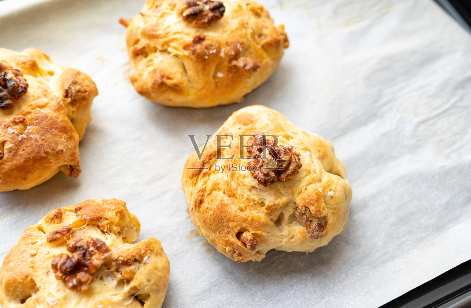 一张自制饼干的照片。制作糖果的形象。照片摄影图片