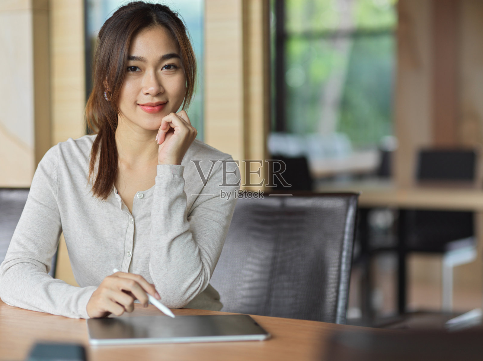 女商人的肖像在工作空间微笑，办公室背景照片摄影图片